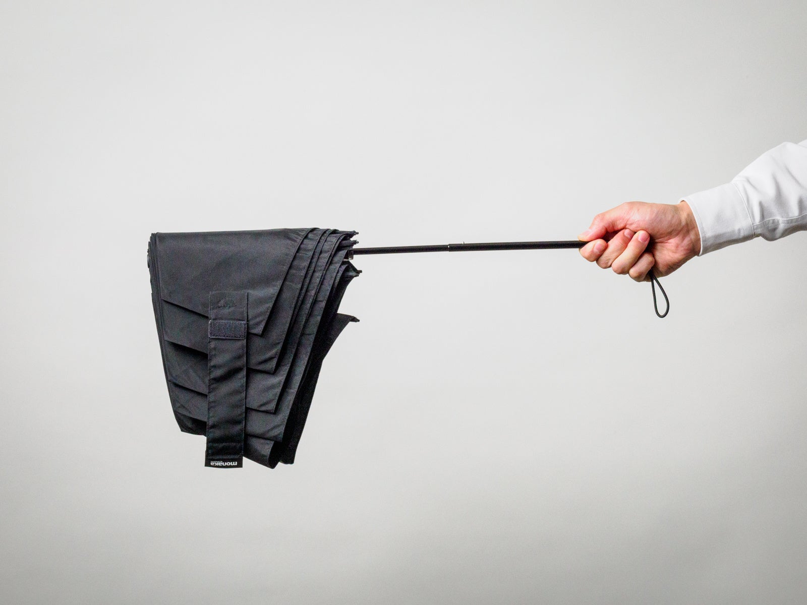 우산을 닫기만 하면 깔끔하게 접힙니다