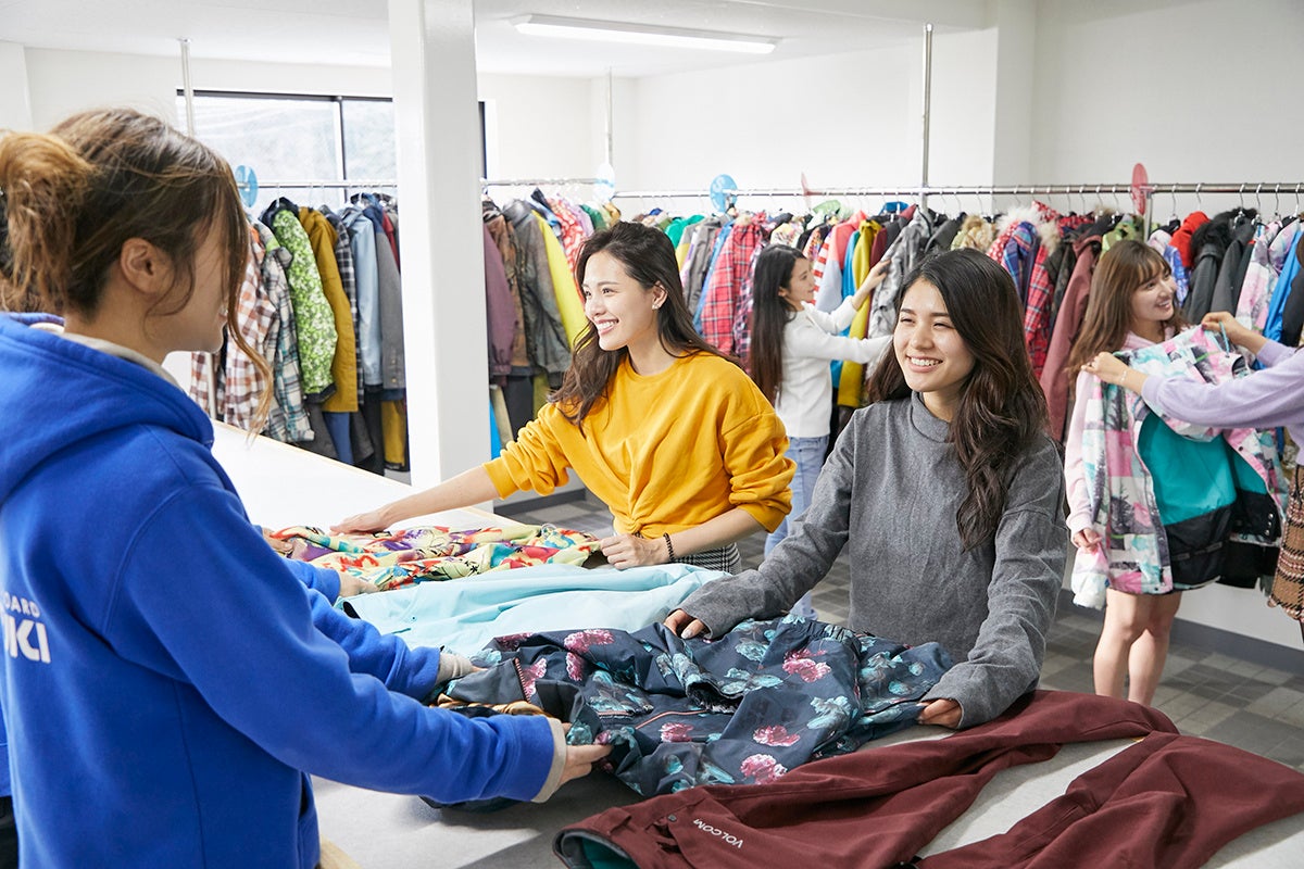 최근 트렌드인 ‘어스 컬러’를 통합한 최신 의류 1,000점 신규 입고, 스타일리시하고 인기 있습니다. ‘빈손으로 GRANSNOW OKUIBUKI로 오세요’