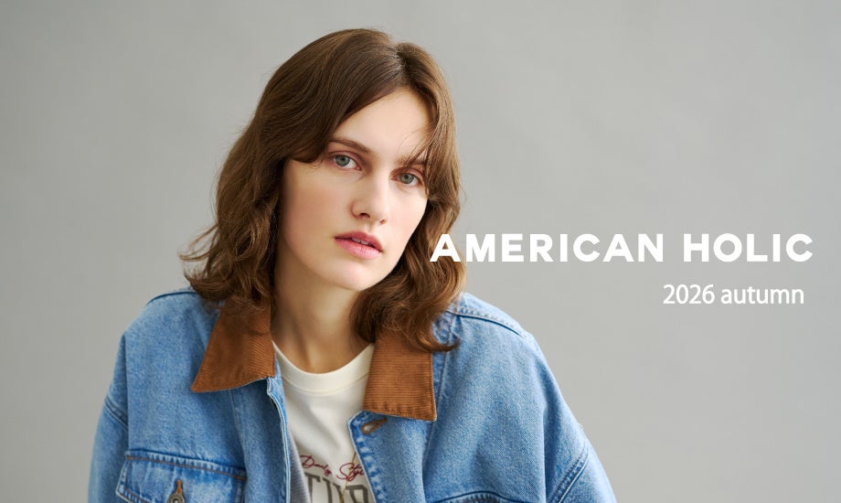 El tema de otoño 2026 de AMERICAN HOLIC, "NEW ORDINARY", reinventa la ropa cotidiana con un toque divertido