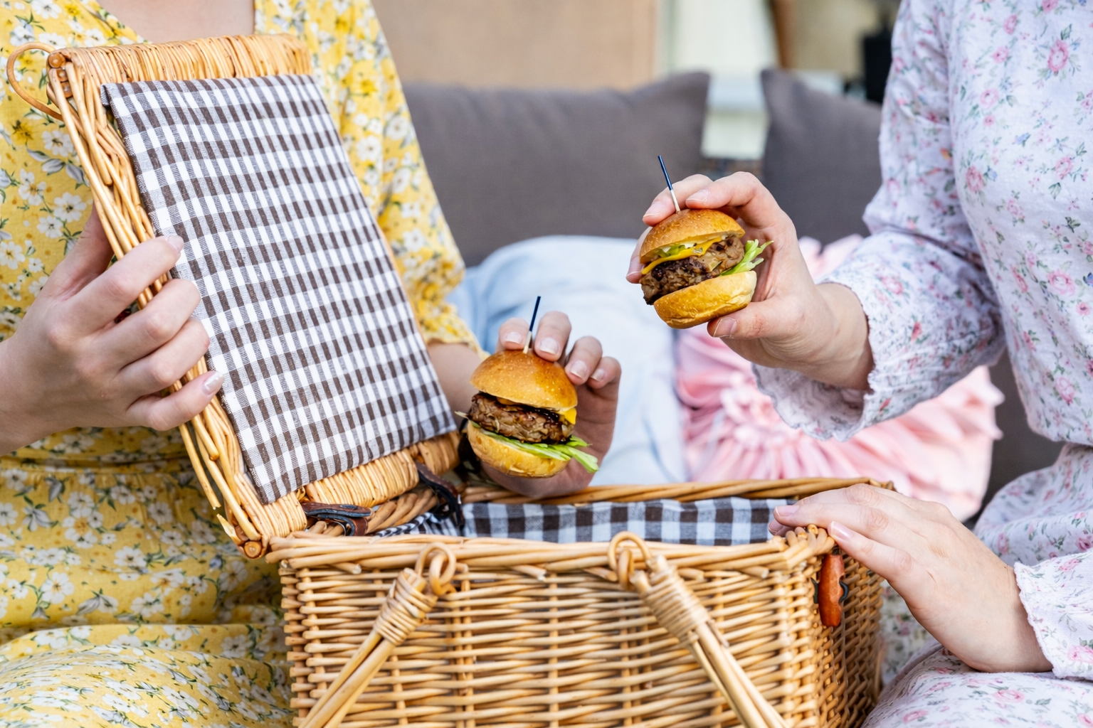 Disfrutando de la colorida cesta durante el picnic diurno