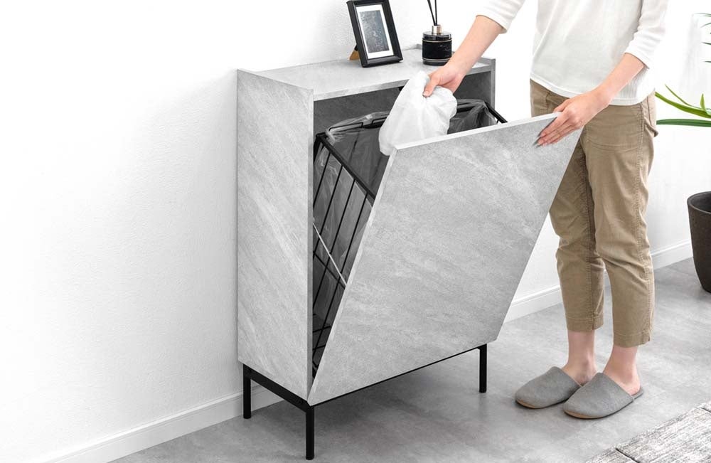 Flap door that opens easily with one hand