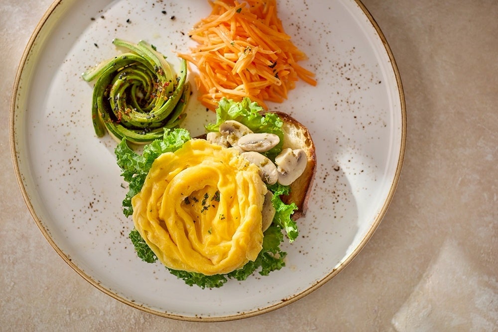 Tostadas de huevos revueltos y champiñones