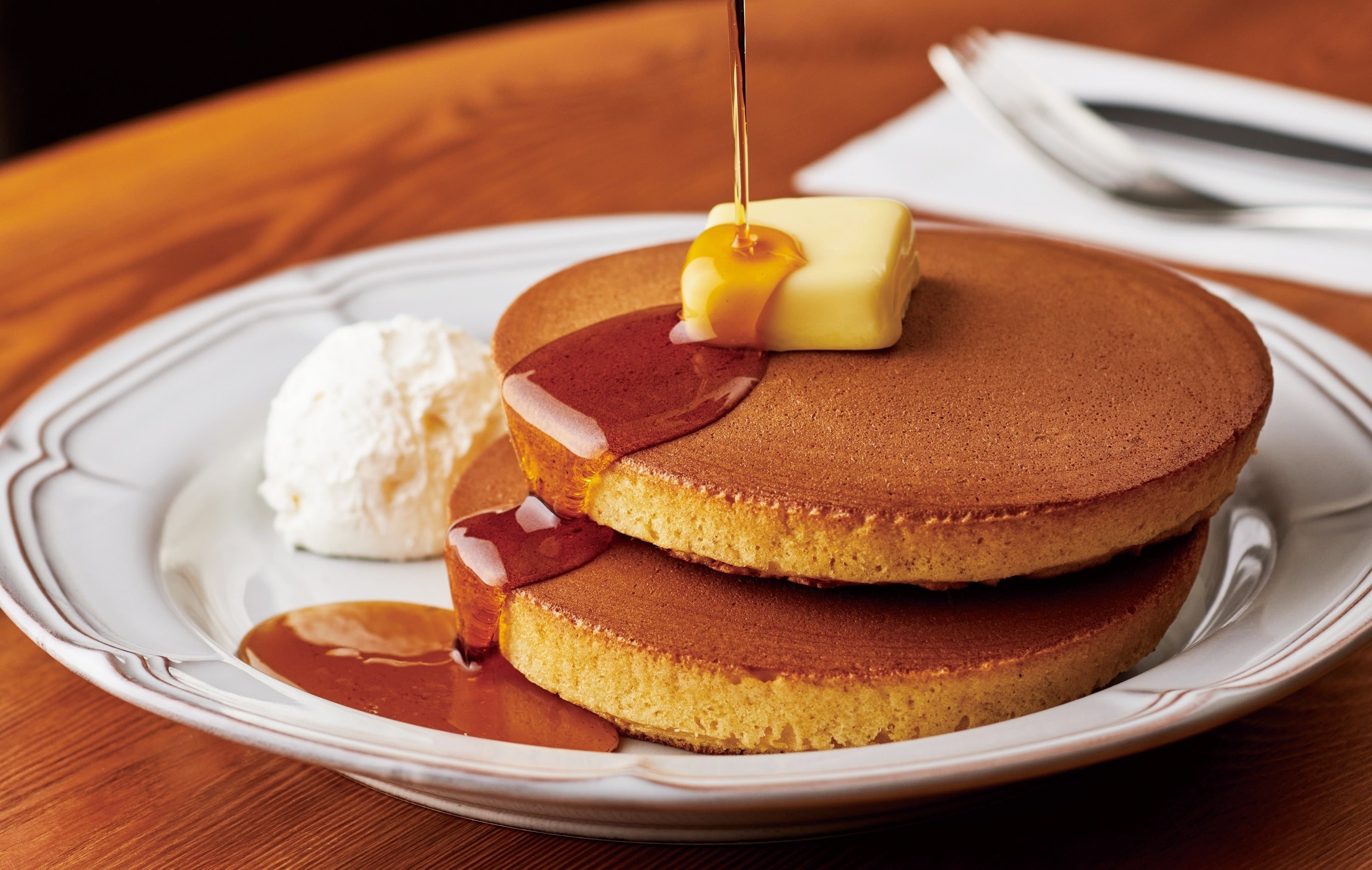 Traditional Hotcakes with Whipped Cream - Hotcakes ที่อบทีละแผ่นบนกระทะทองแดง คุณสามารถเพลิดเพลินกับพื้นผิวด้านนอกที่กรอบและเนื้อด้านในที่นุ่มชุ่มชื้น