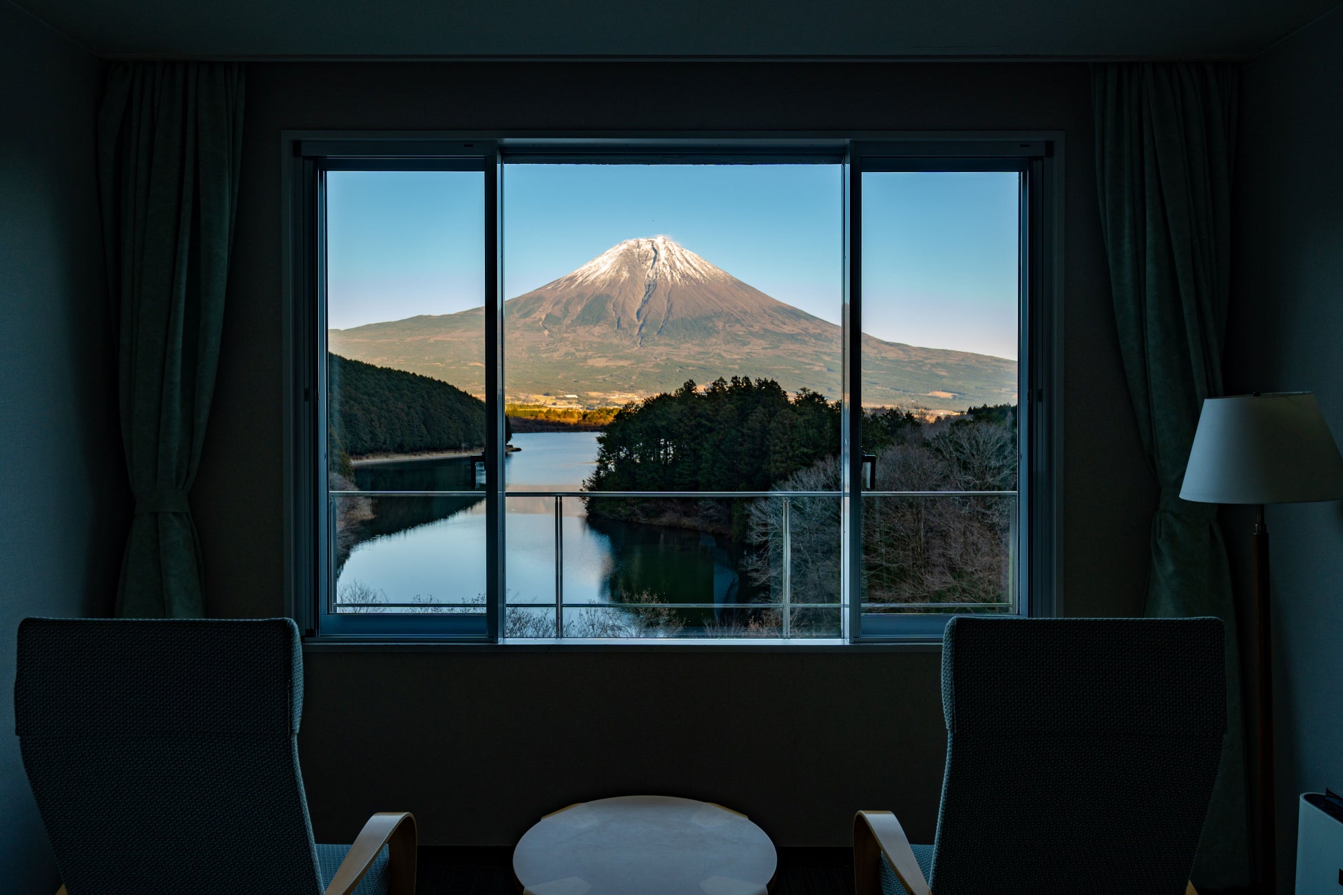 Gunung Fuji terlihat dari kamar tamu
