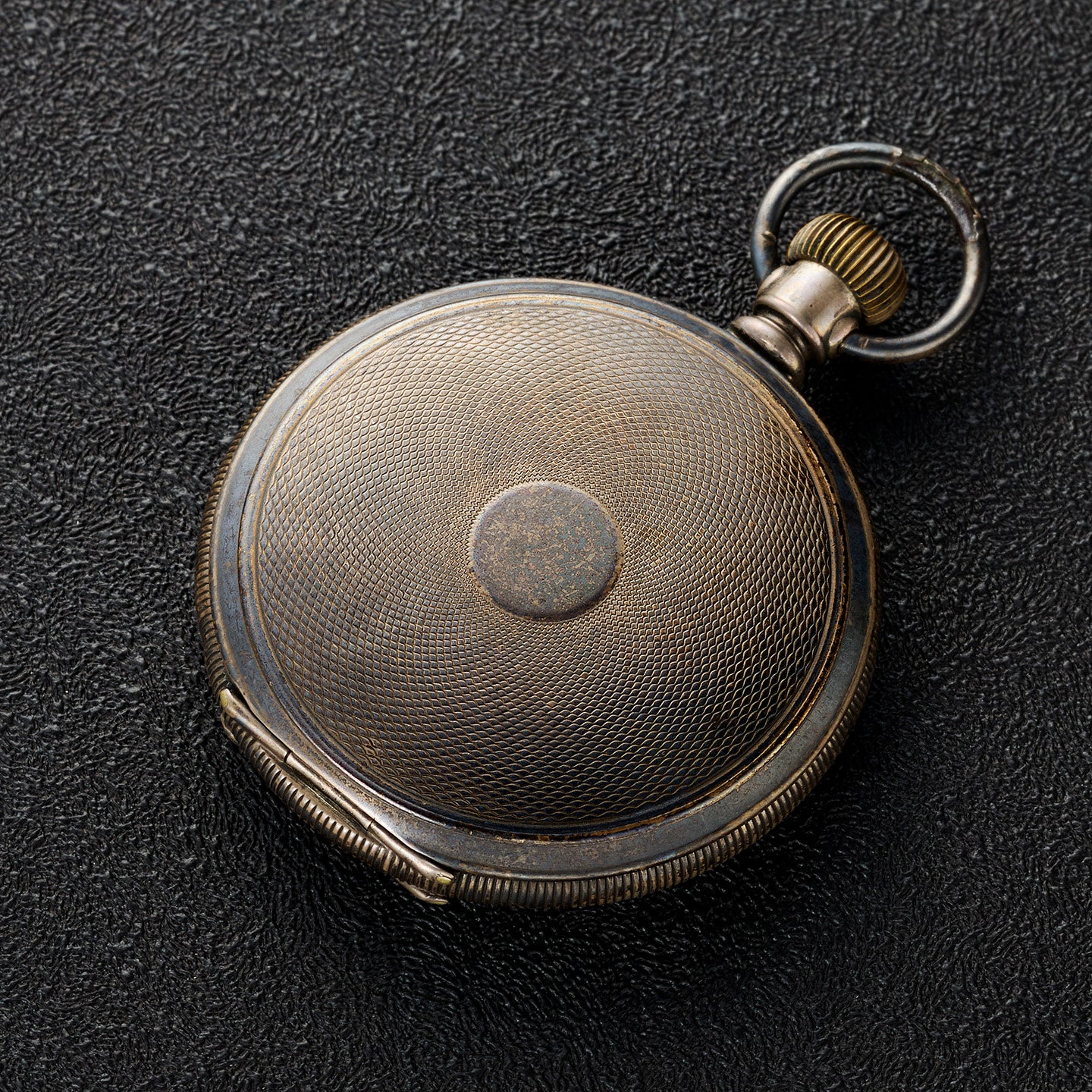 服部钟表店出售的进口怀表，进口后进行了雕刻