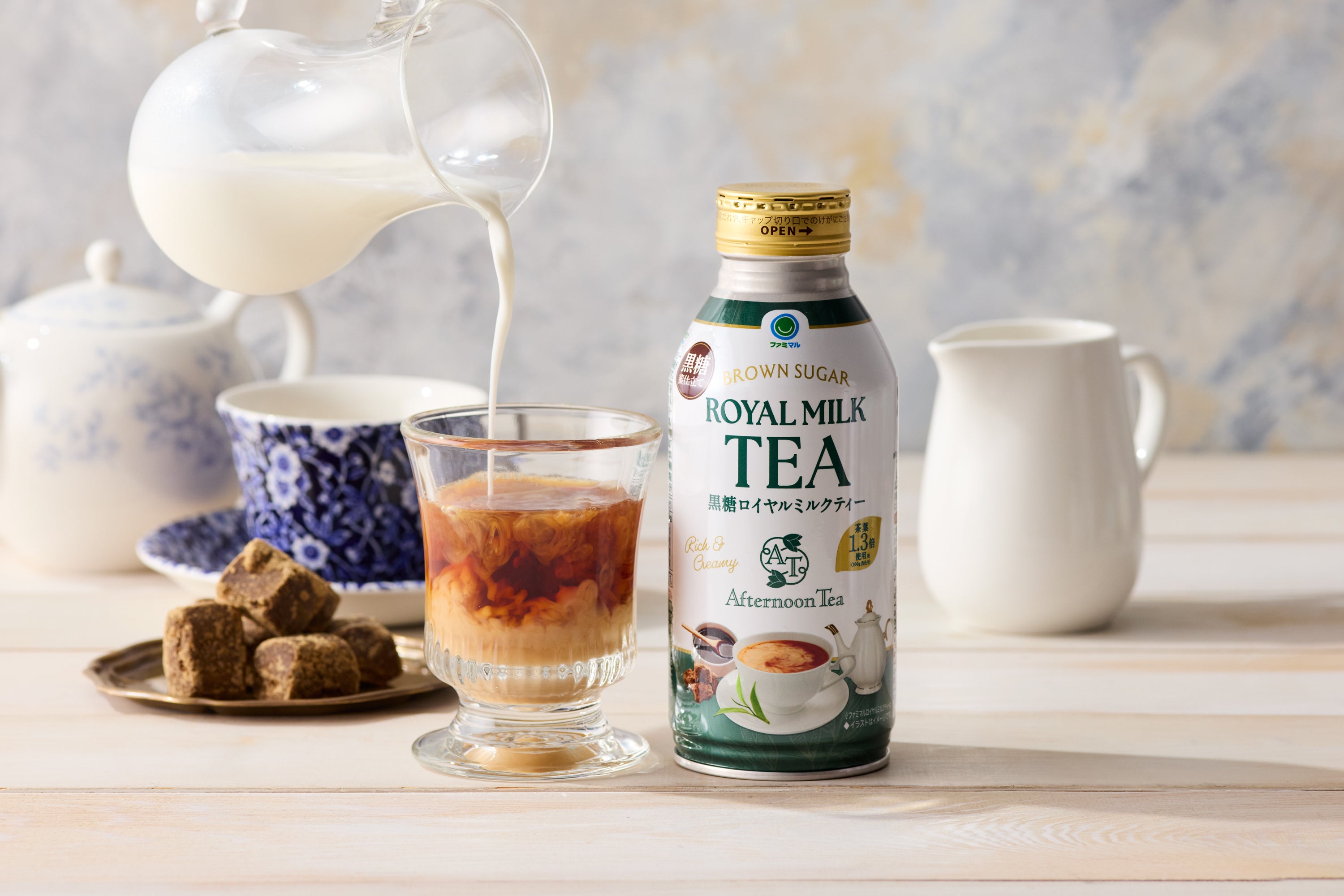Afternoon Tea × FamilyMart 聯手推出「Famimaru 黑糖皇家奶茶」與白桃國寶茶，全日本同步上市