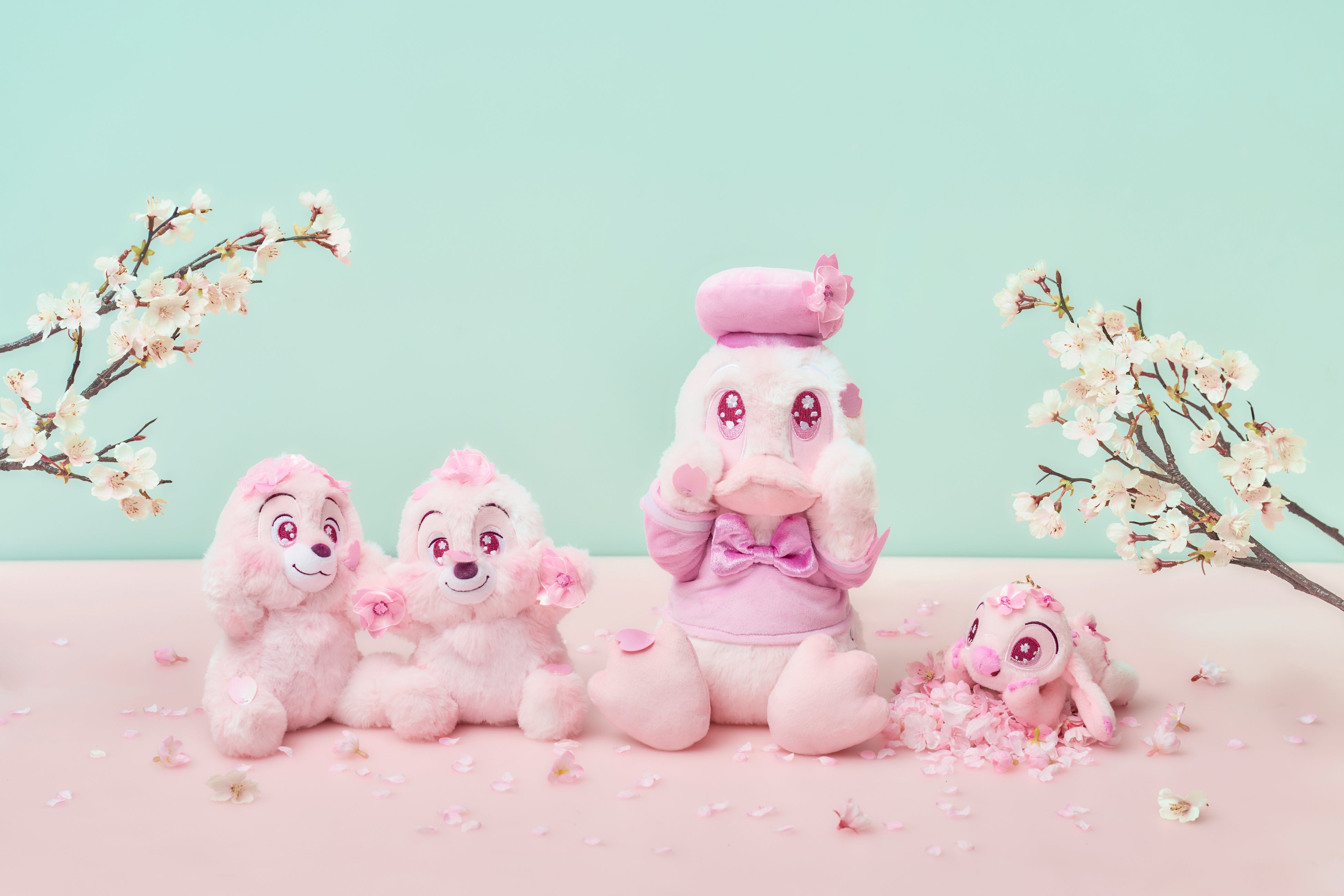 위니 더 푸 봉제 인형과 피크닉 용품이 특징인 디즈니 벚꽃 컬렉션