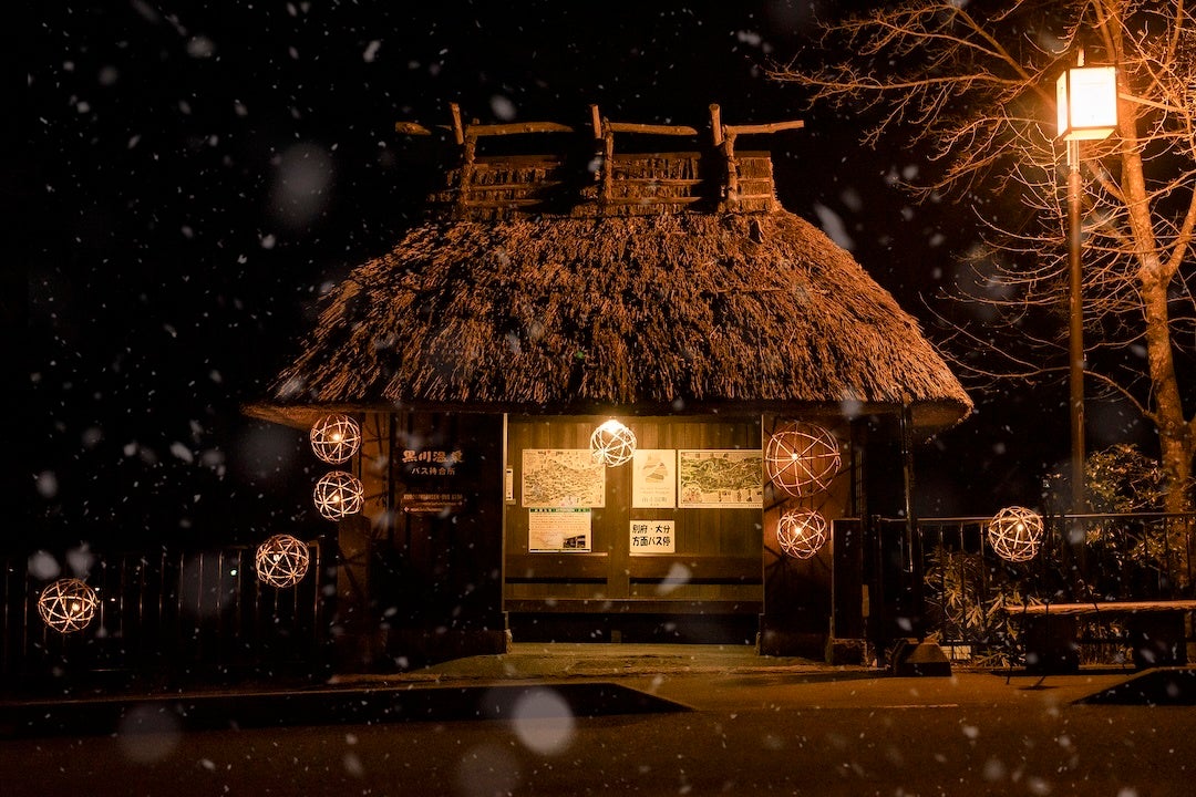 โคมไฟบริเวณป้ายรถประจำทาง