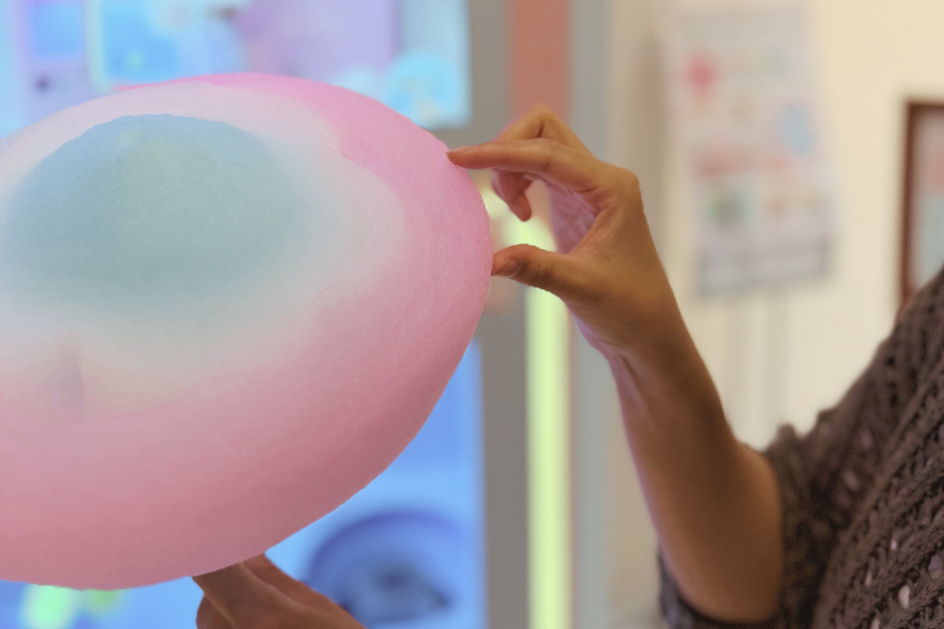 Mesin Penjual Otomatis Permen Kapas Warna-warni “CANDY SPIN” Dibuka di Aeon Mall Urawa Misono di Saitama