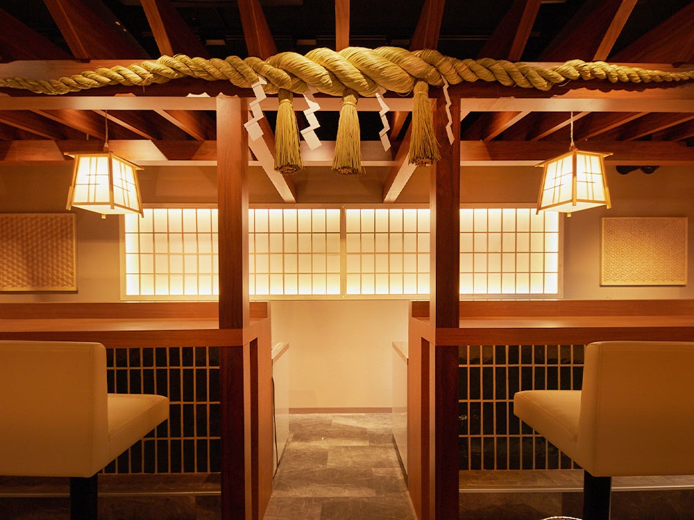 활기찬 에너지로 오뎅과 요리 장면을 즐길 수 있는 카운터 좌석