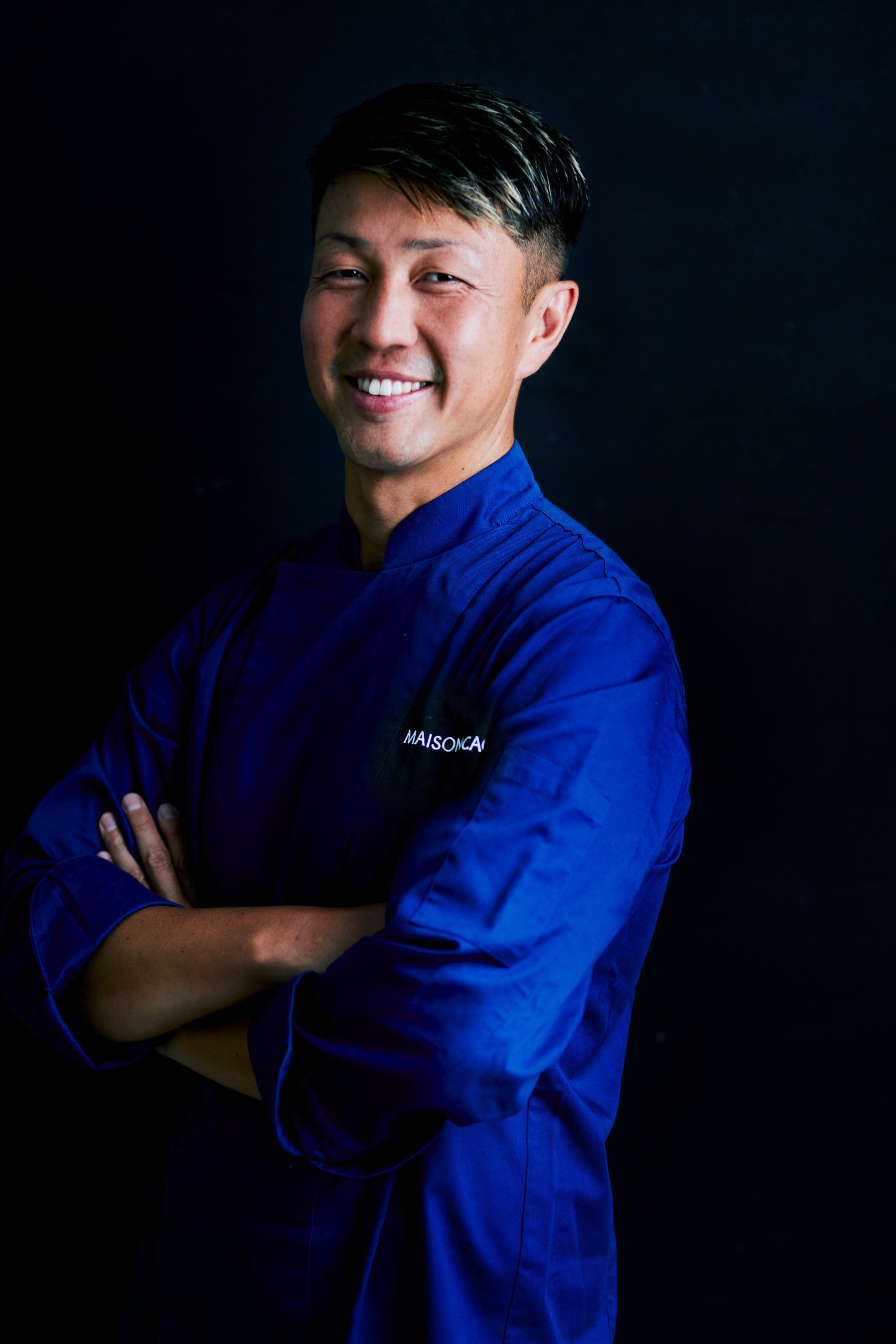 Interior Maison Cacao dengan pembuat cokelat yang sedang bekerja