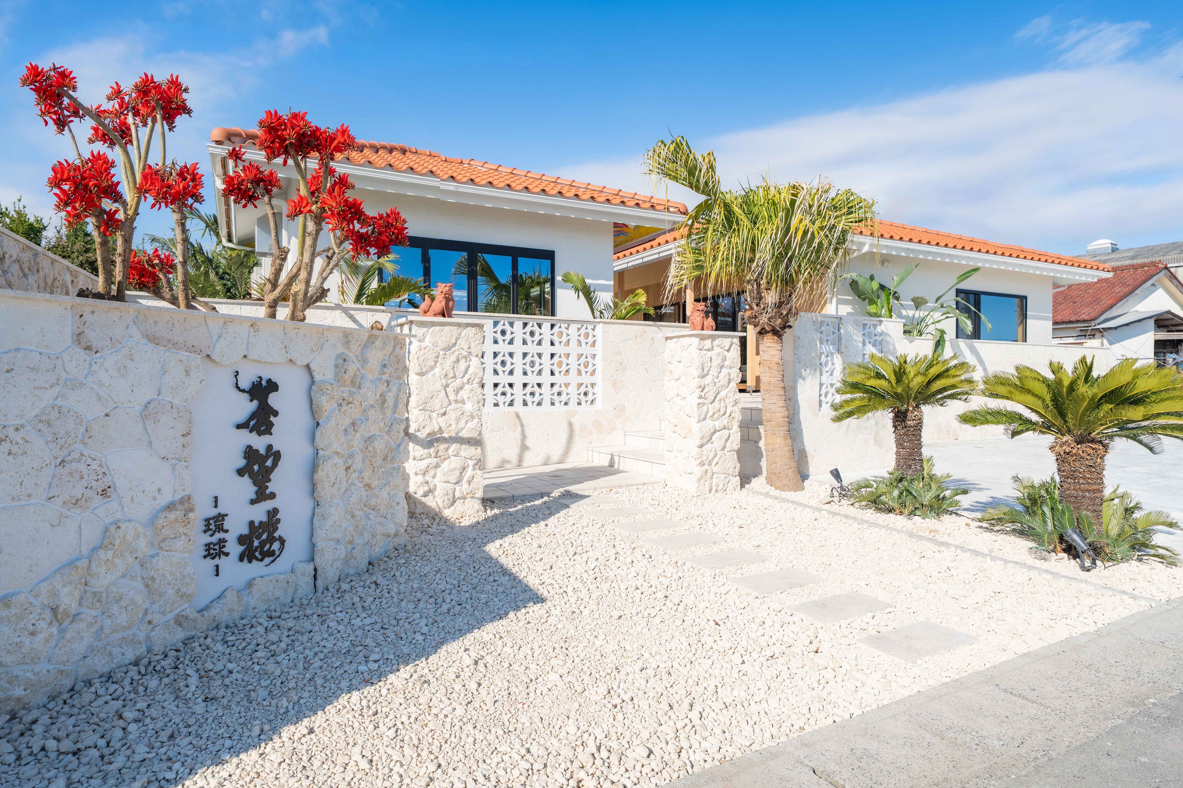 Exterior con piedra caliza de Ryukyu procedente de Okinawa y azulejos naranjas