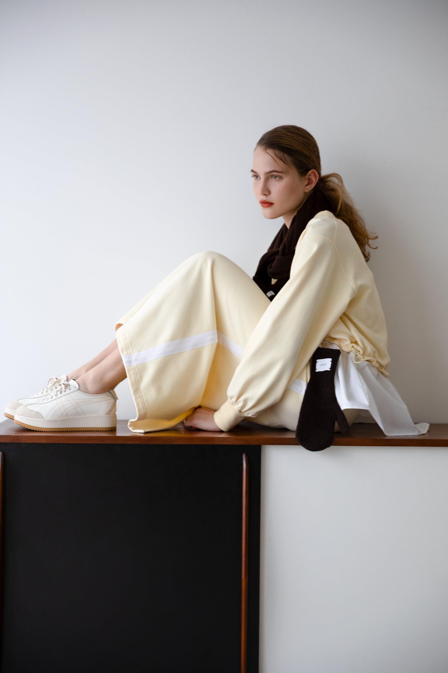 emmi x Onitsuka Tiger MEXICO 66 CHUNK 聯名運動鞋，象牙色搭配金色條紋