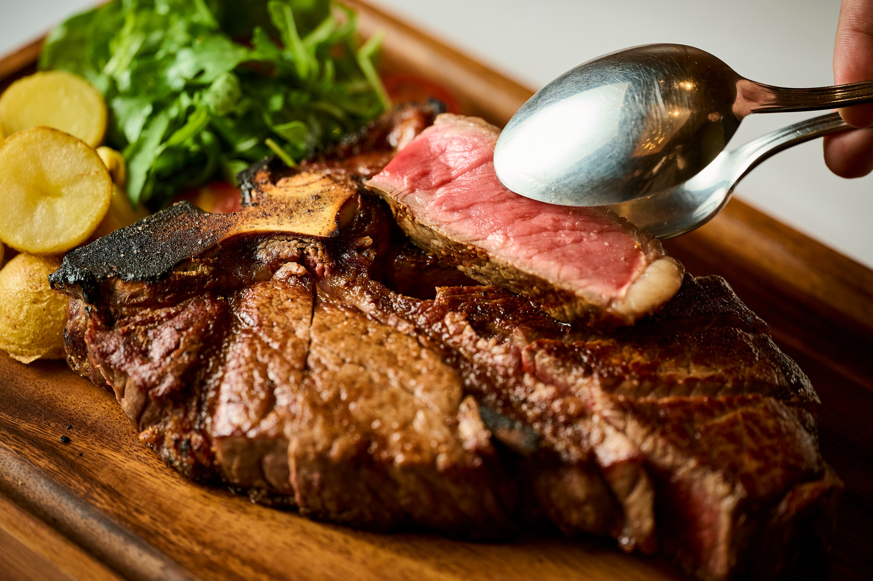 USDA Prime 牛肉 T 骨牛排