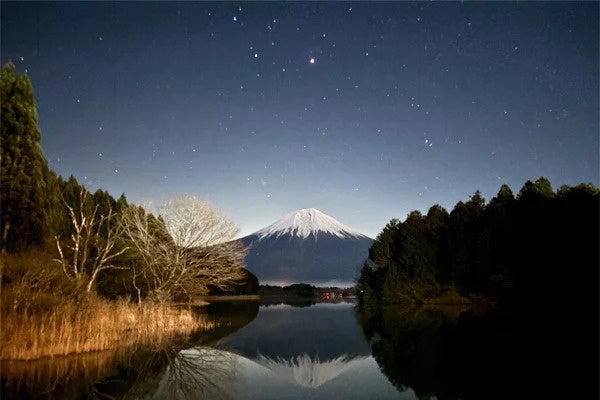 Gunung Fuji dan bintang di malam hari