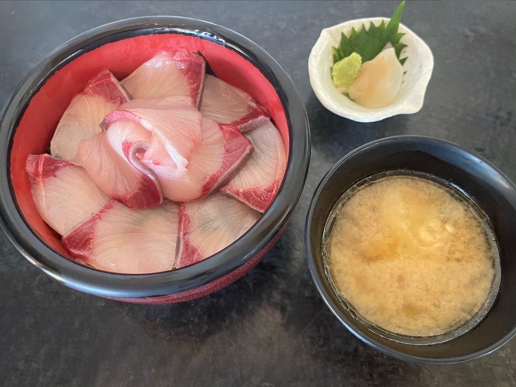 Yellowtail Bowl 1,944 yen (tax included)