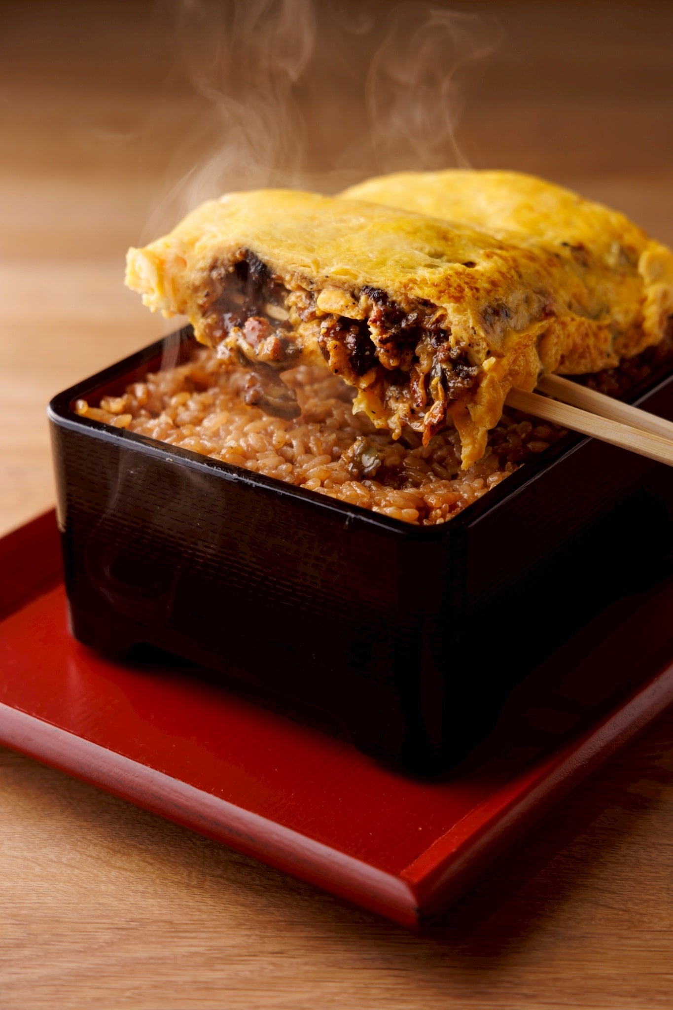 Umaki-ju (ข้าวหน้าไข่ม้วนปลาไหล) ราดด้วยไข่ม้วนสอดไส้ปลาไหลอย่างจุใจ