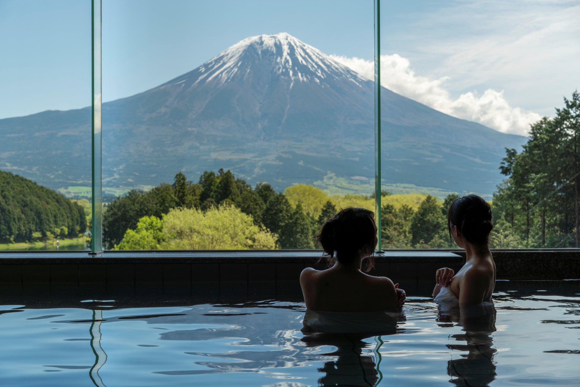 Gunung Fuji terlihat dari pemandian air panas besar