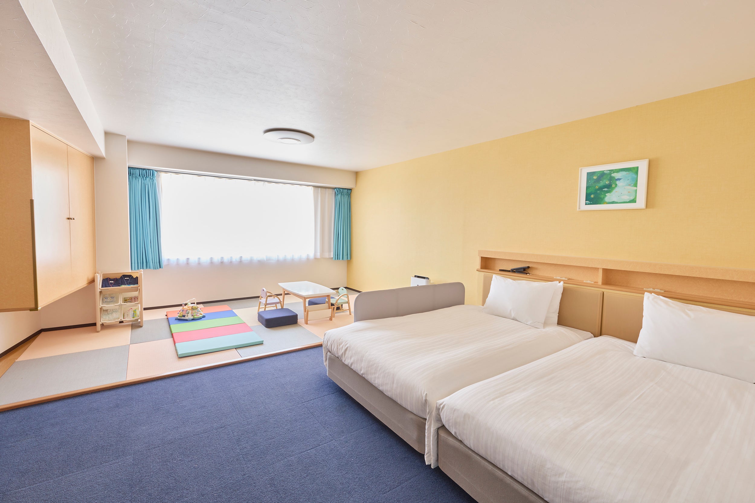 Standard Family Twin Ocean View room interior