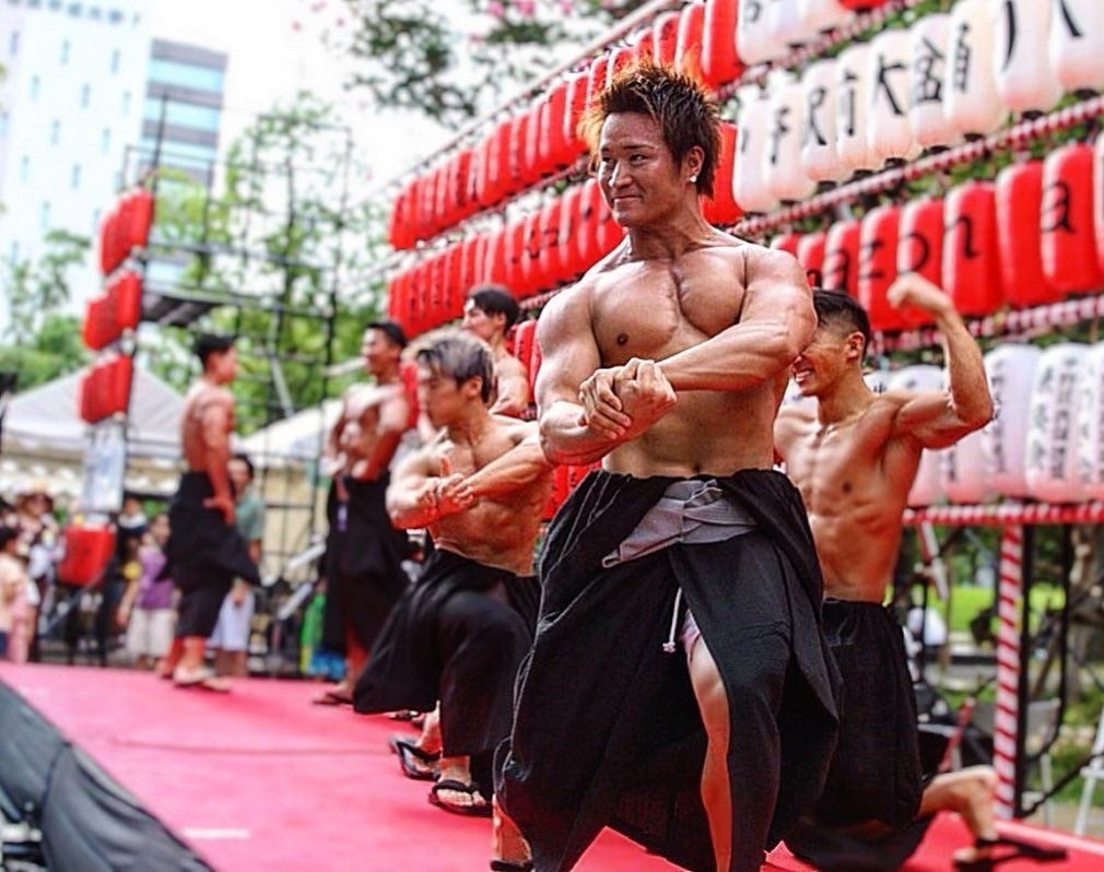 ALL OUT肌肉表演团回归中野盂兰盆舞节，带来“肌肉盂兰盆舞”与泼水狂欢收尾