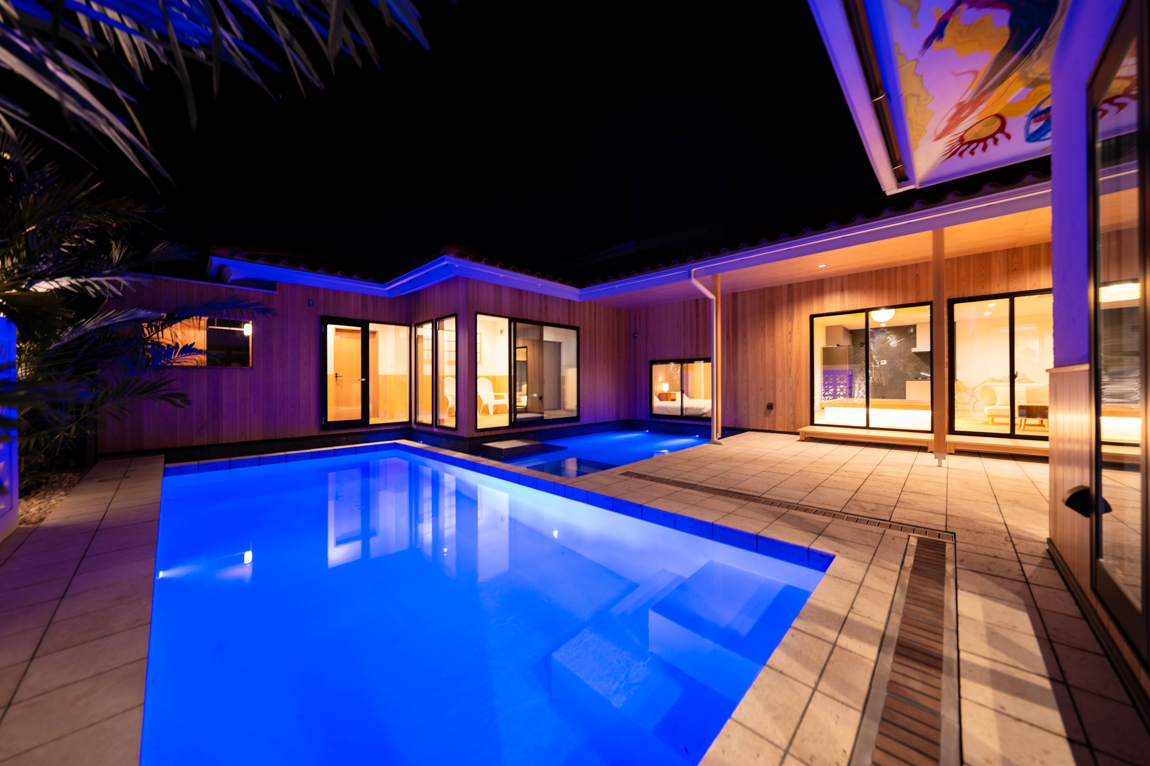 La noche crea una atmósfera mística