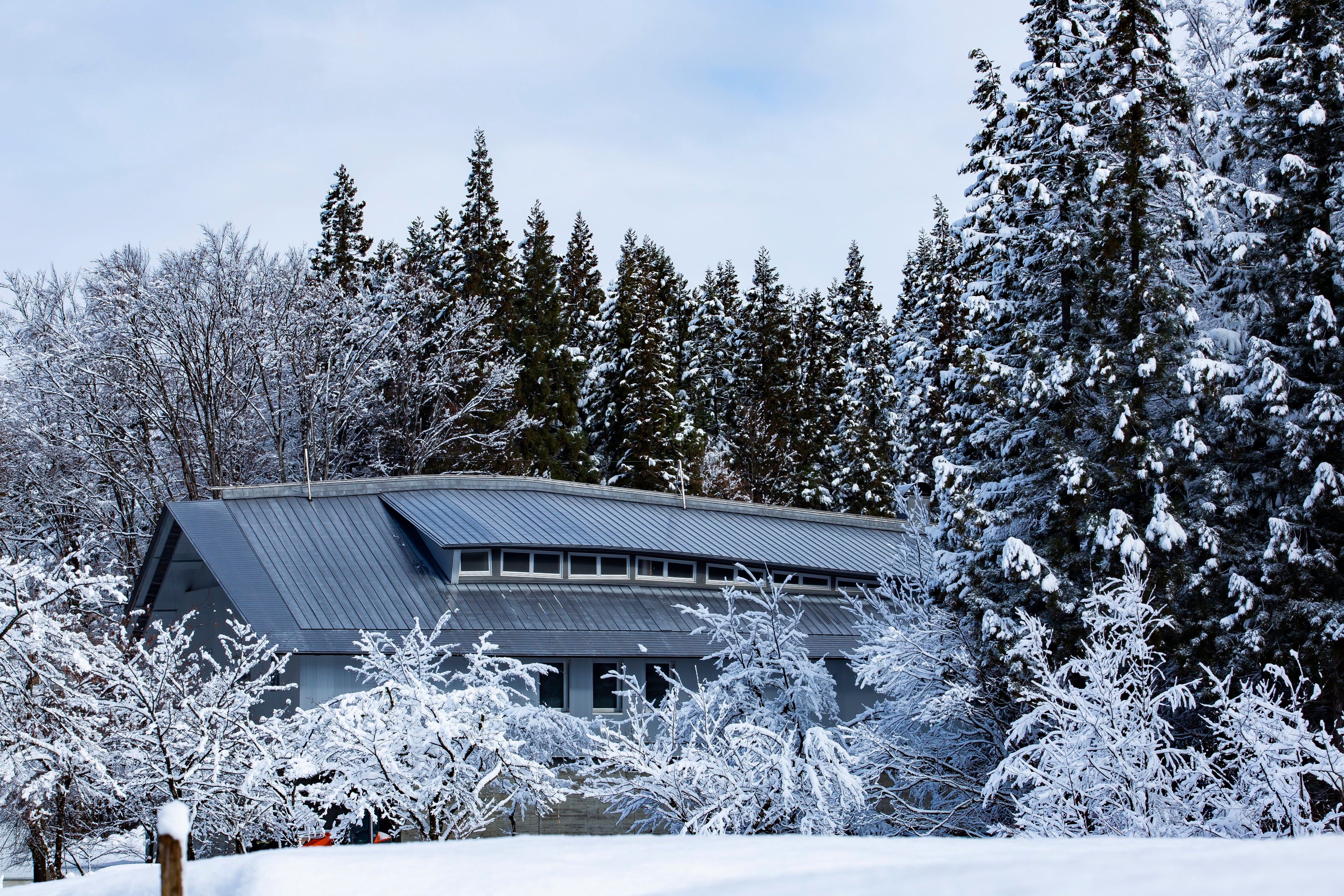 อาคารโรงบ่มที่ปกคลุมไปด้วยหิมะ