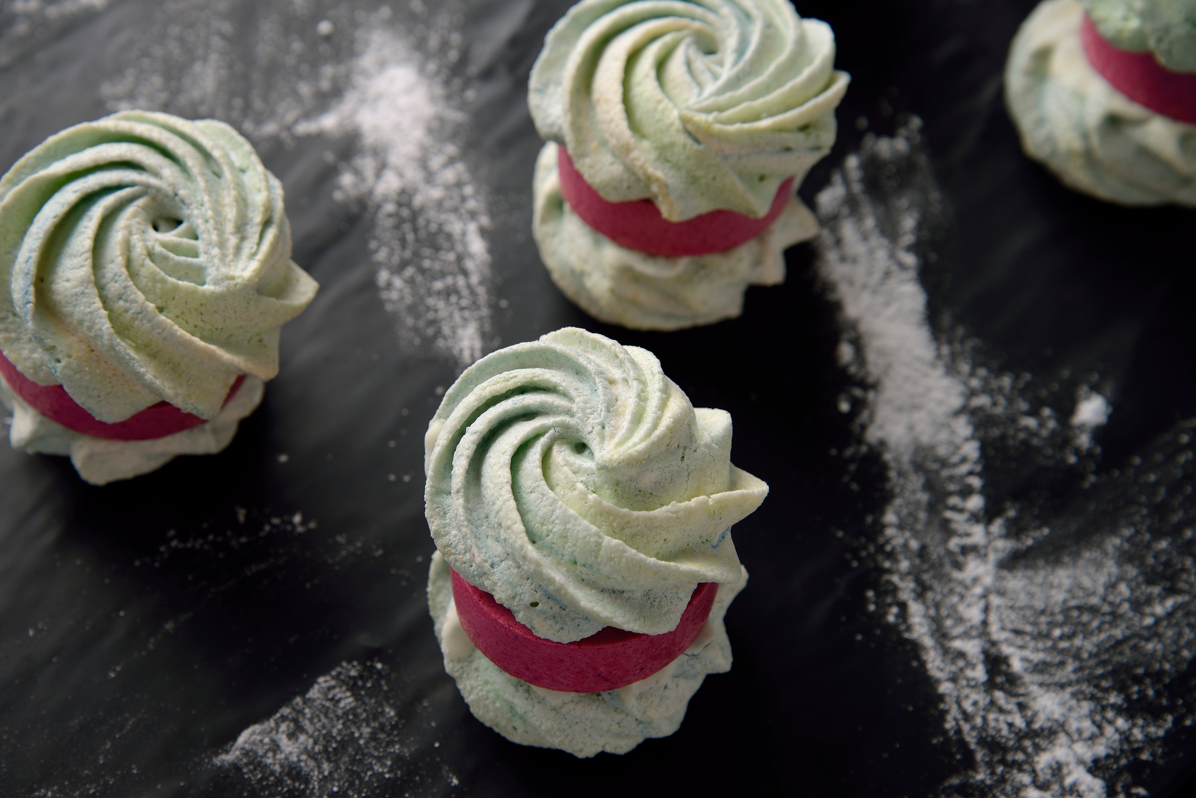 以極光為主題的蛋白酥皮甜點