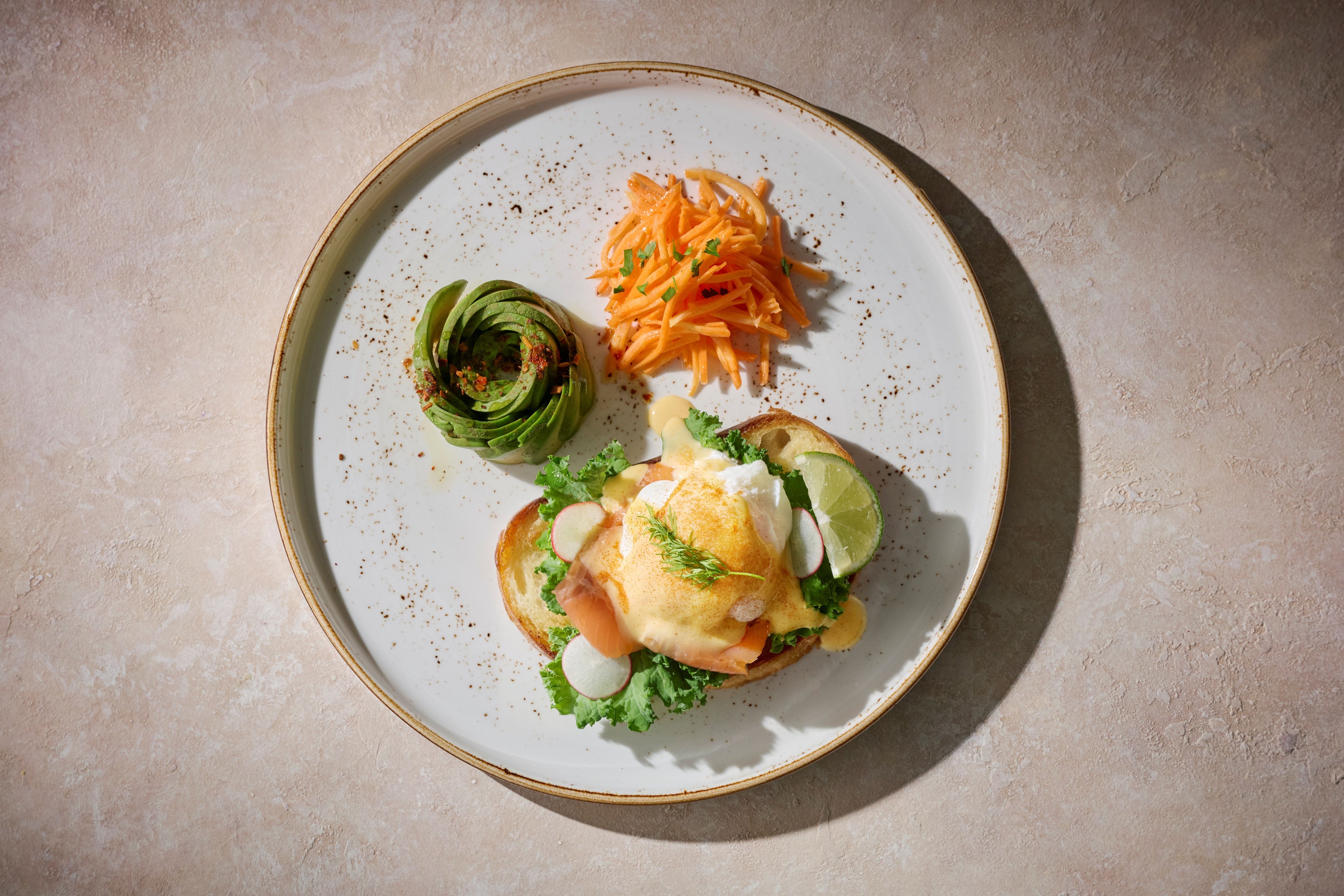 Tostadas de huevo escalfado y salmón ahumado