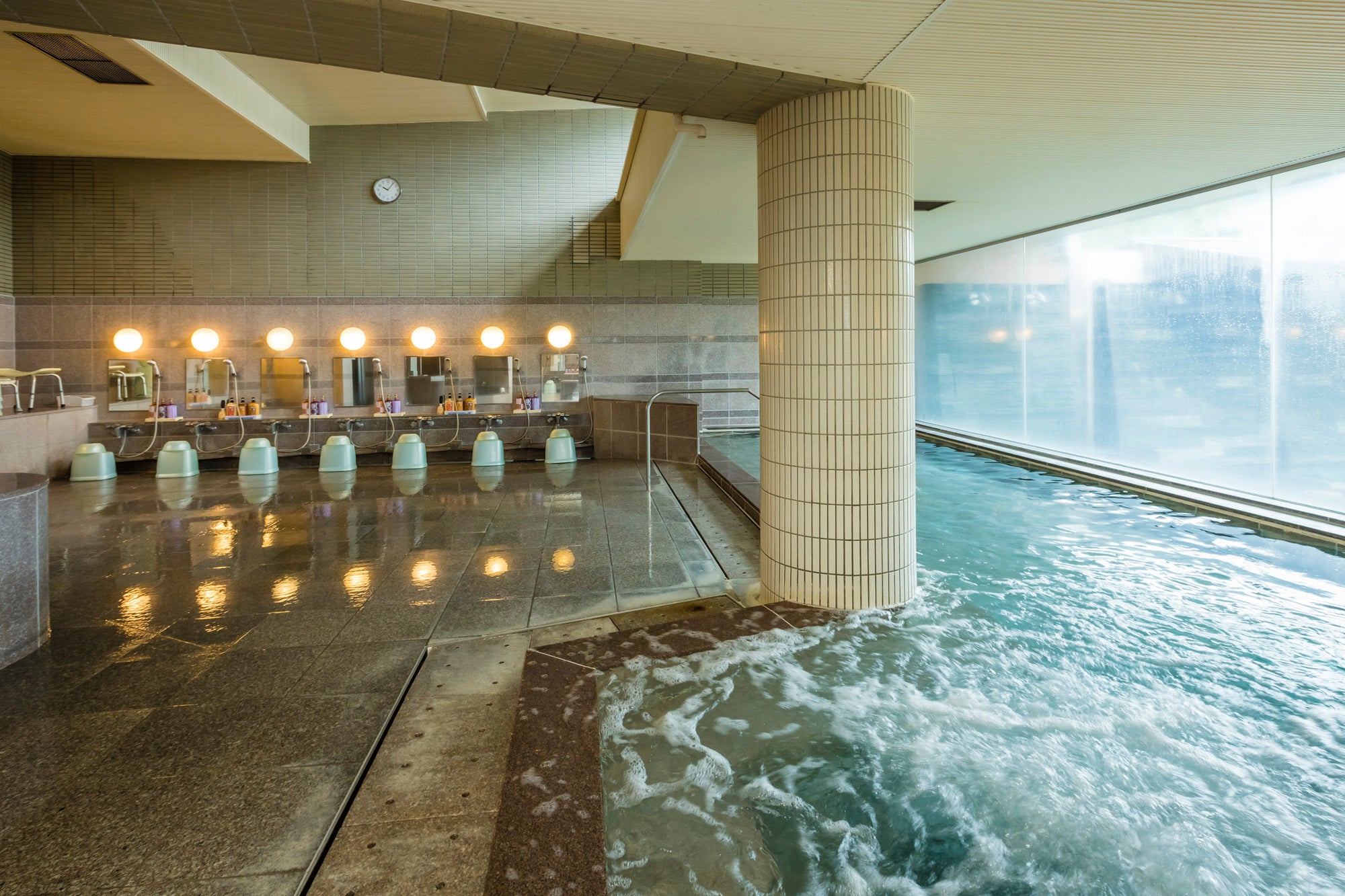 Large, spacious weakly alkaline bath