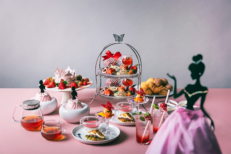Winter-Limited Afternoon Tea Featuring 5 Strawberry Varieties at