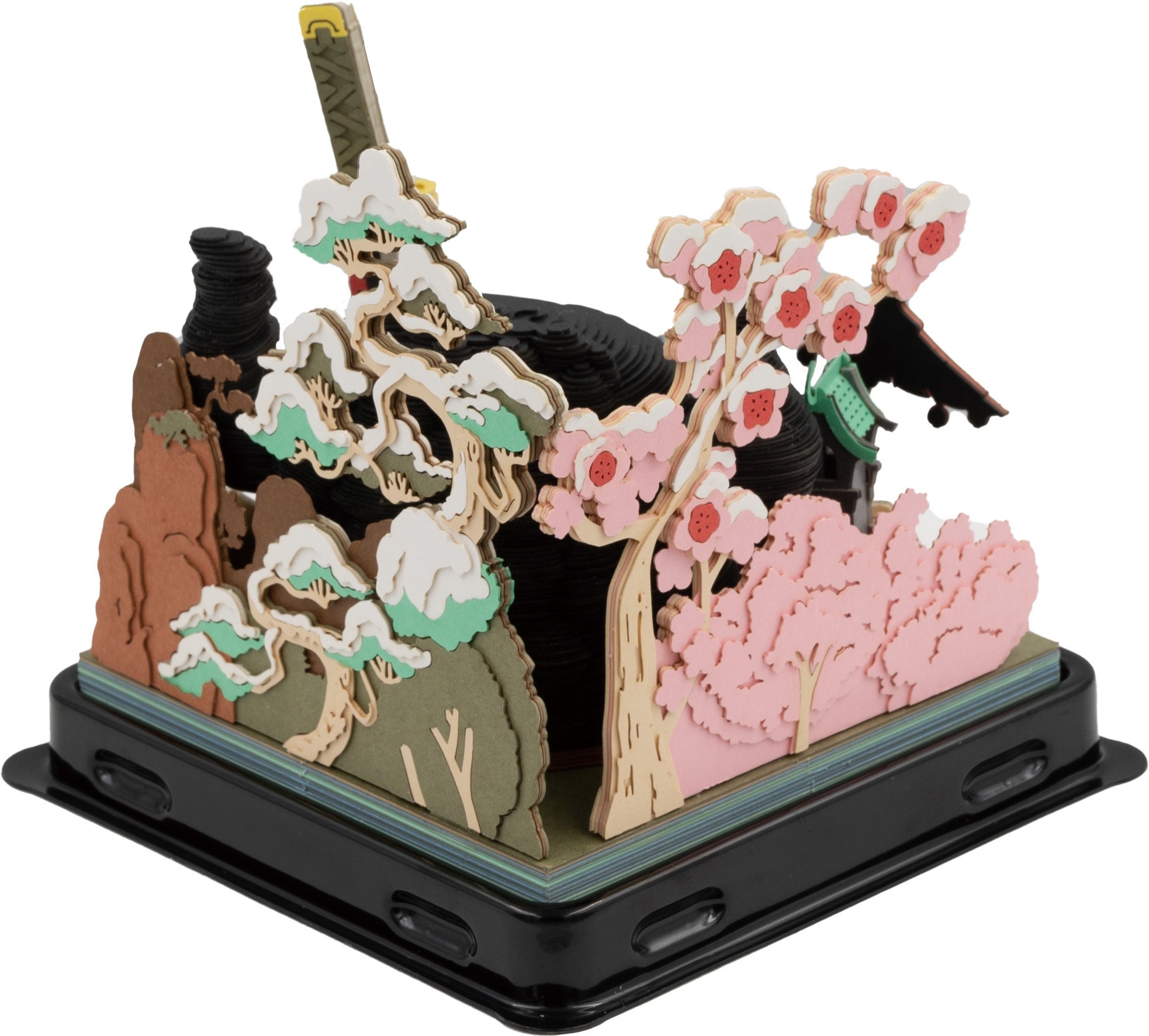 Display kerajinan kertas bertema ONE PIECE dalam wadah pelindung
