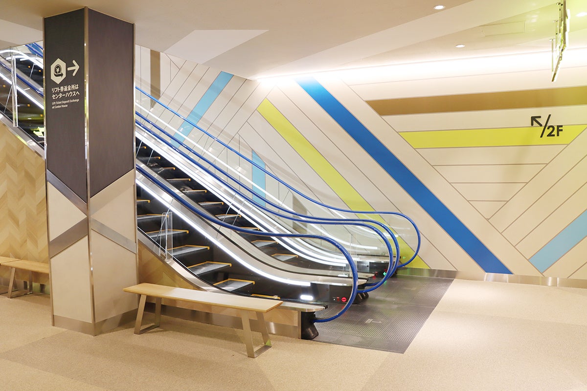 세계적으로 유명한 Fujitec의 에스컬레이터 2대가 설치되어 1층과 2층 사이를 편안하게 이동할 수 있습니다