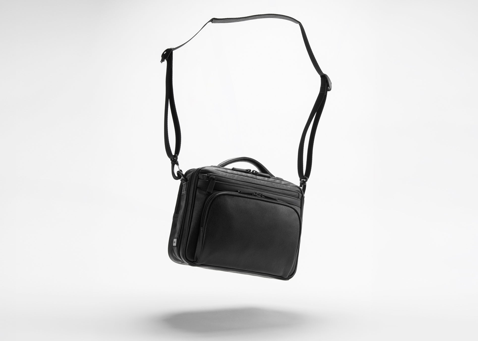 ace. lanza la serie de bolsos de hombro "Flex Light Coat 2", ideales para los días de lluvia