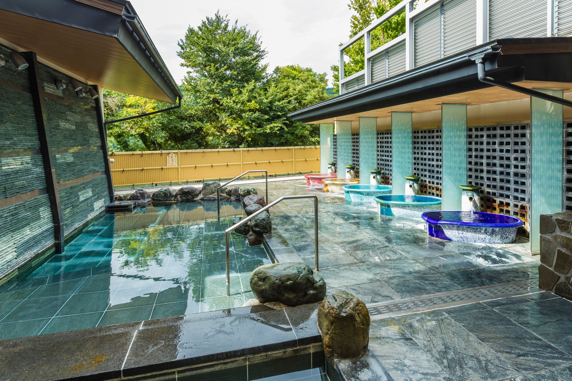 Private outdoor tsubo bath for complete immersion