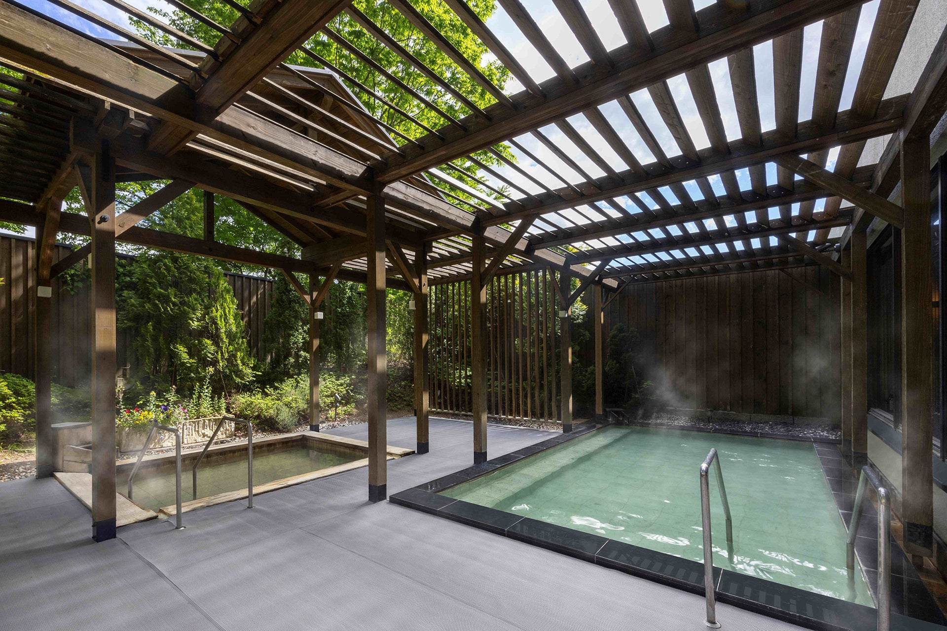 Outdoor bath drawing on the prestigious 400-year-old Togatta Onsen