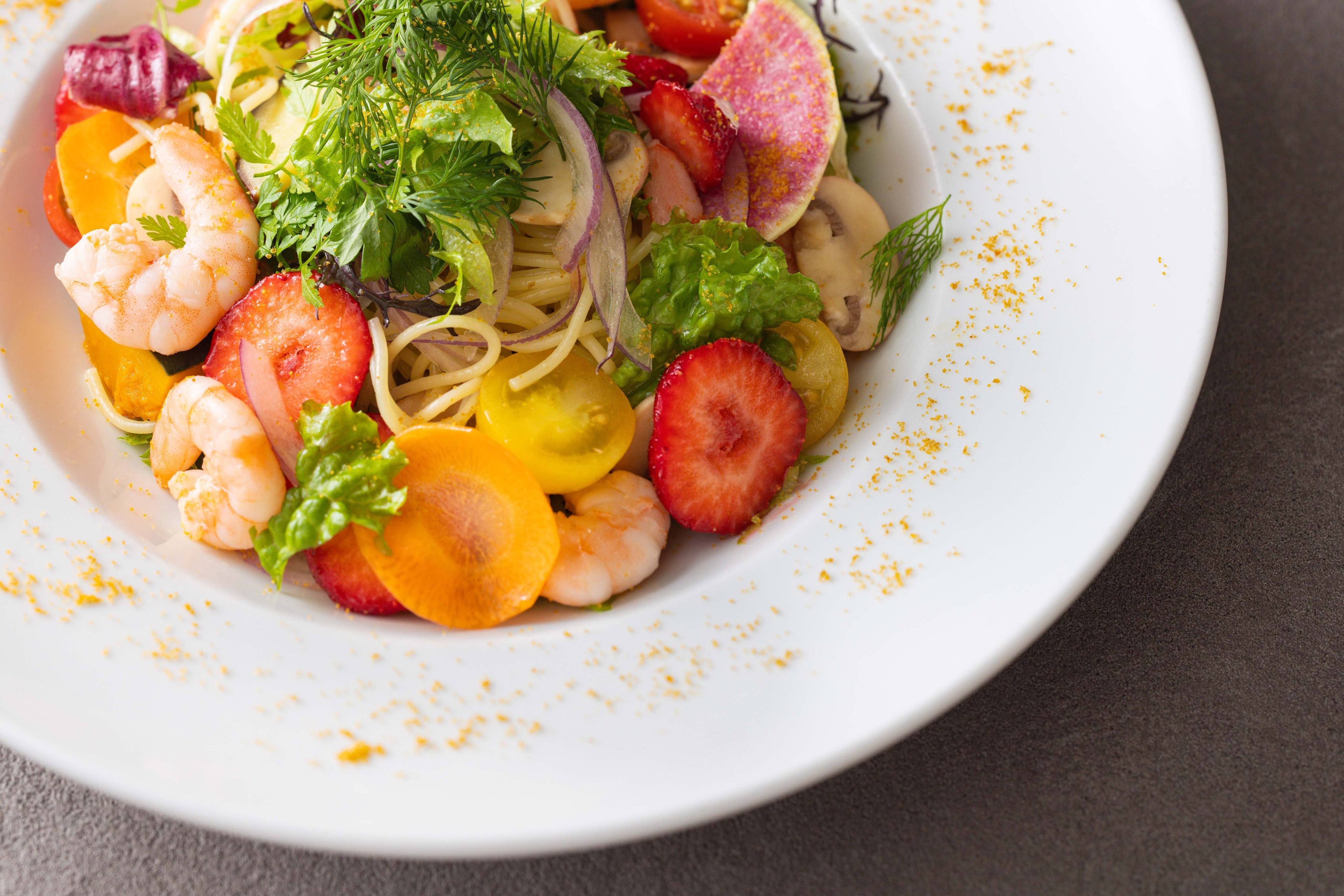 草莓鮮蝦義大利麵佐烏魚子