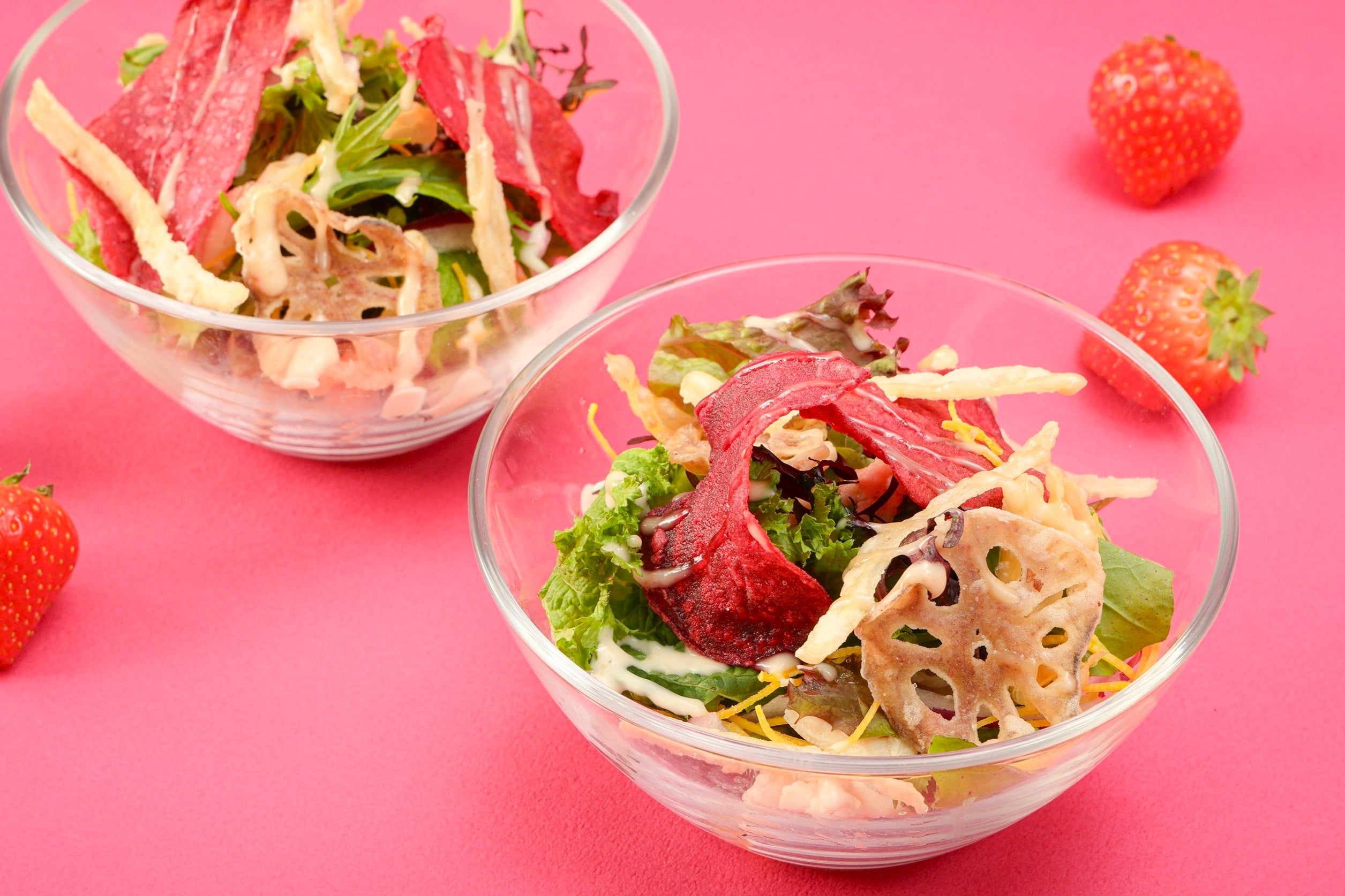 蒸鸡肉和根菜薯片沙拉