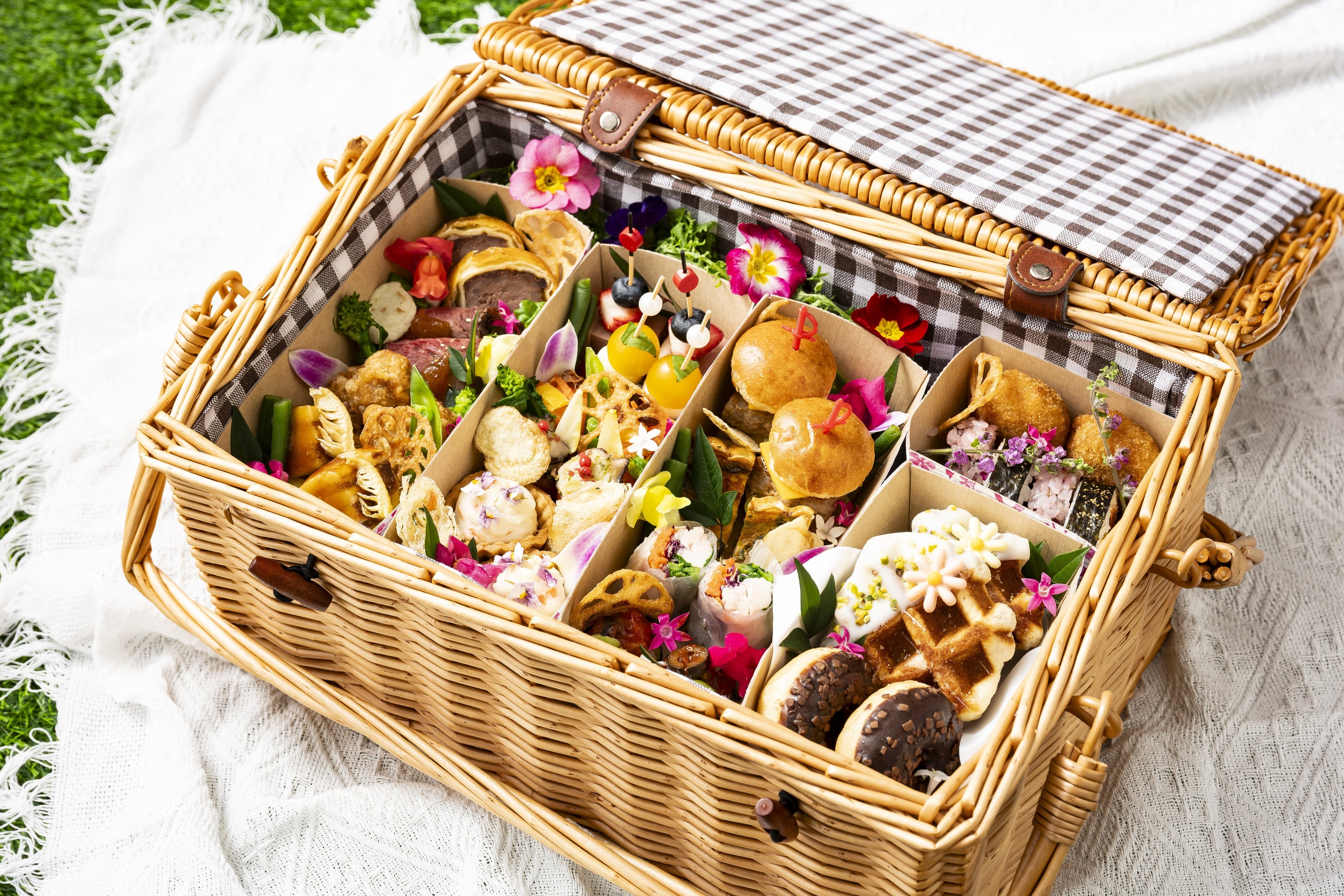 Cesta colorida de picnic diurno