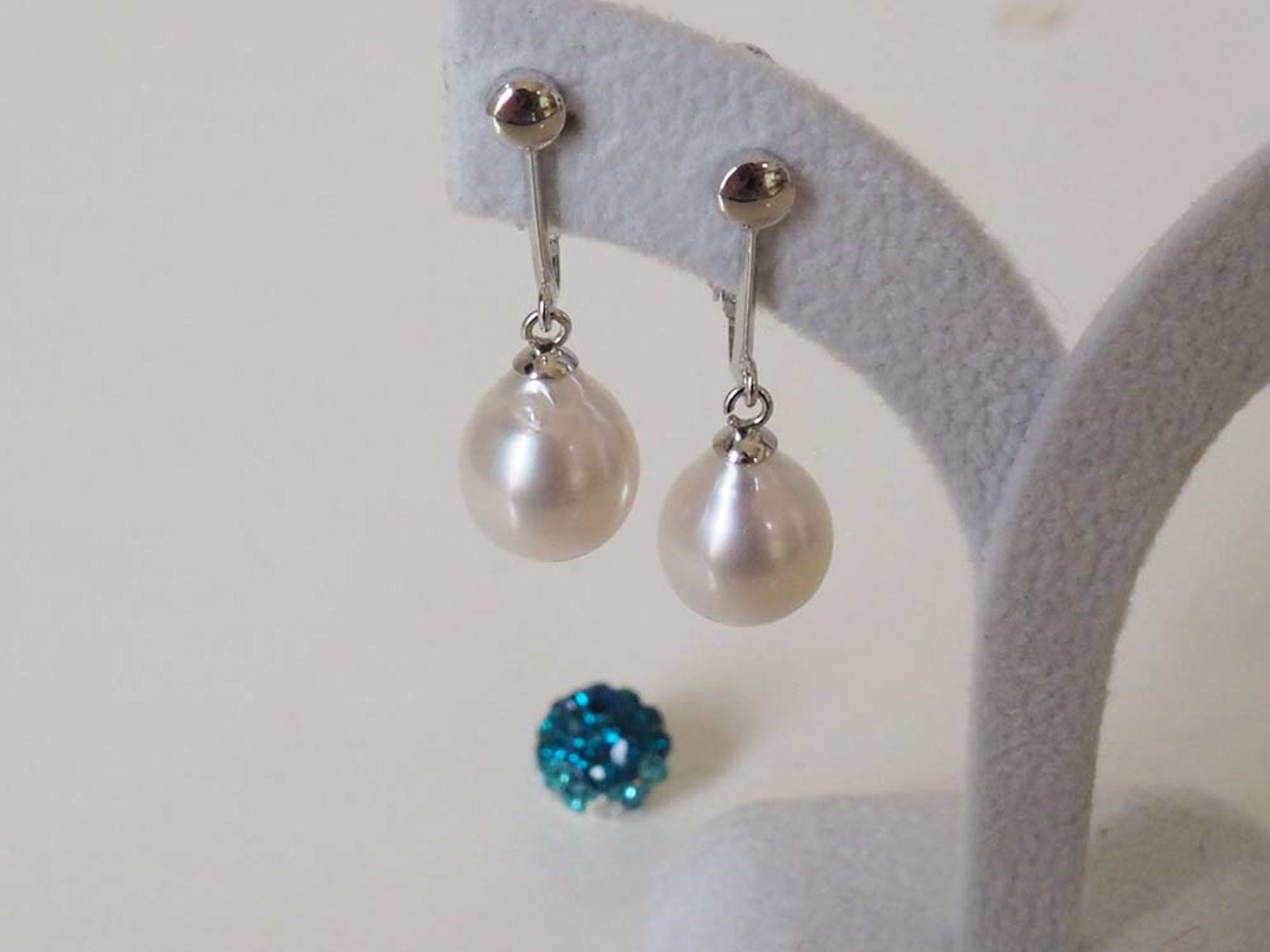 Drop-shaped pearl earrings