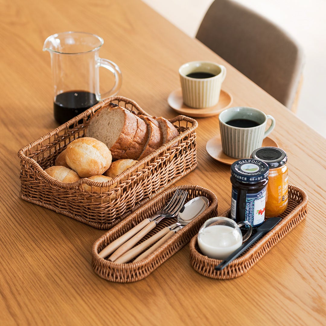 餐桌上整理好的早餐物品