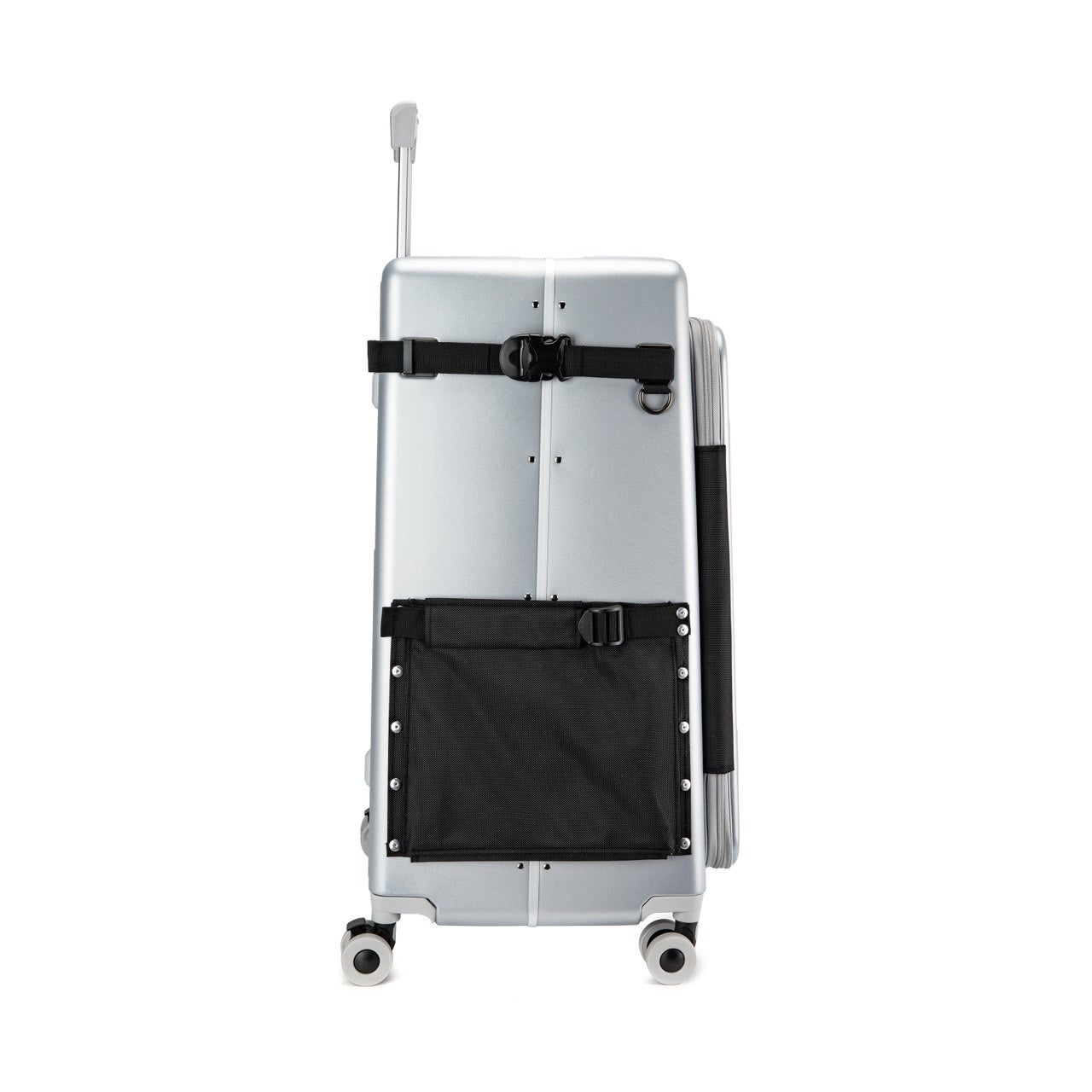 눈 덮인 환경에서 캐리어를 끄는 사람