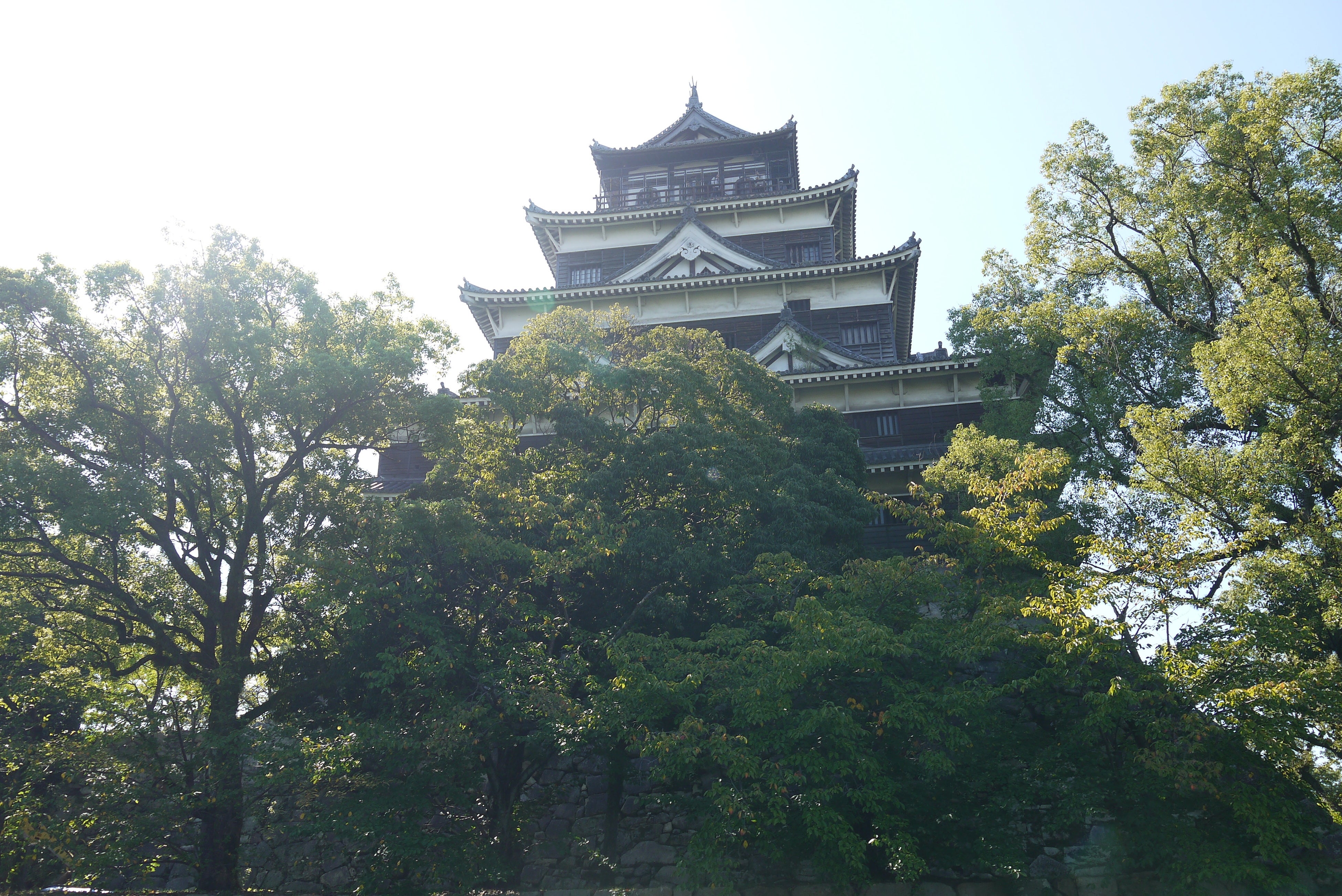 Pemandangan bangunan utama Kastil Hiroshima dari kapal pesiar
