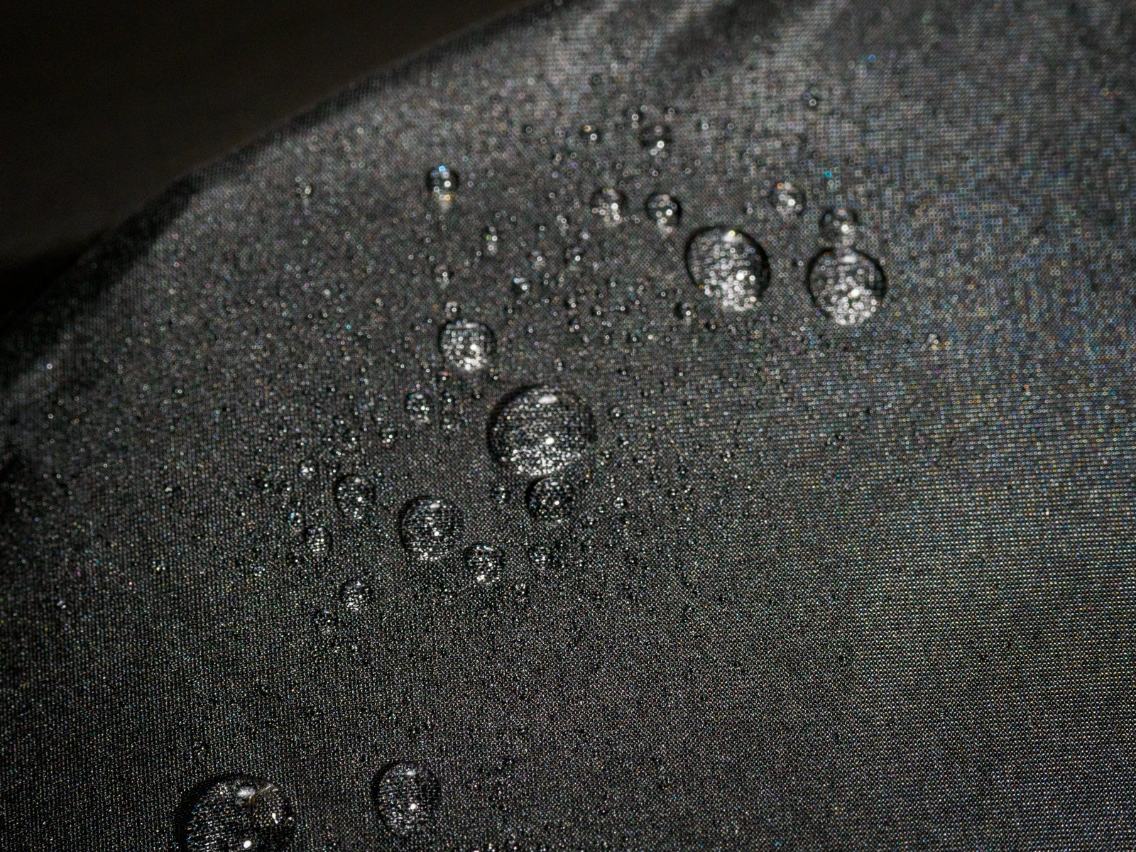 강력한 발수력이 오래 지속되어 젖은 손의 스트레스 감소