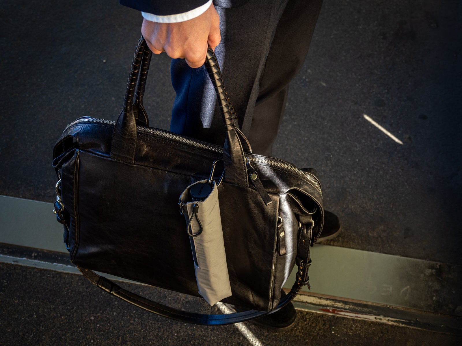 가방에 쉽게 부착할 수 있도록 카라비너가 함께 제공됩니다