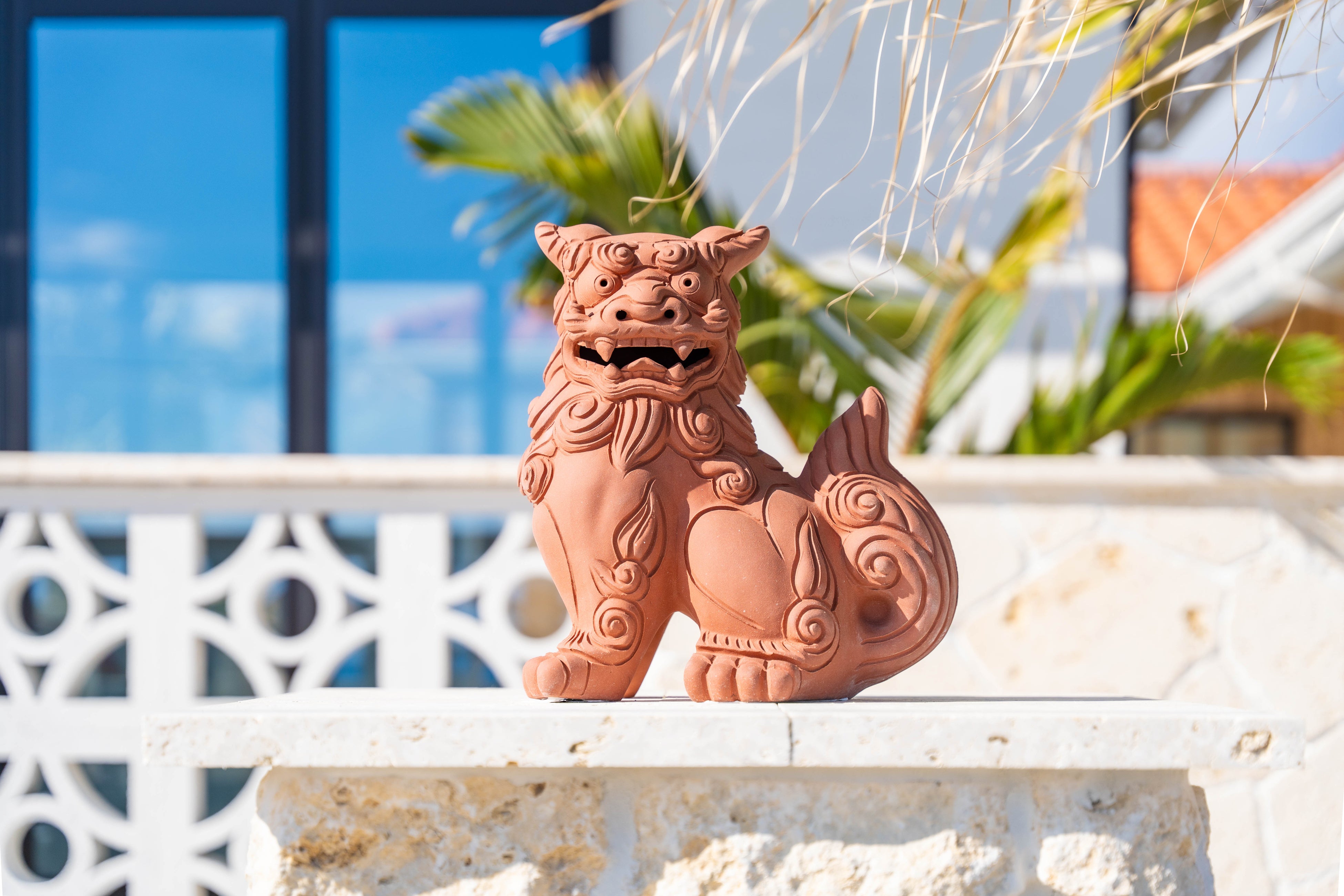 Shisa guardián da la bienvenida a los huéspedes