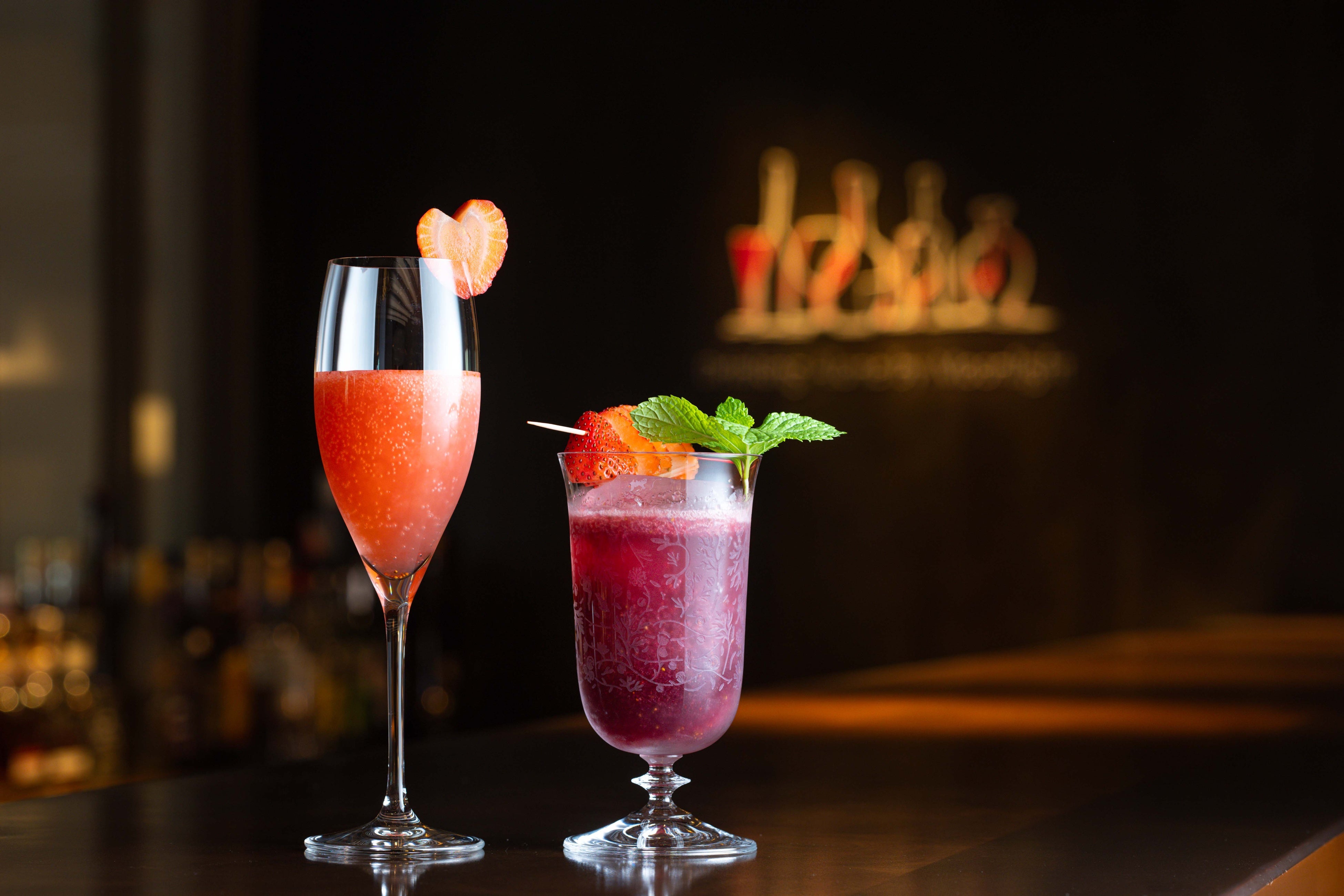 (左起)「草莓香檳」、「草莓氣泡酷飲」