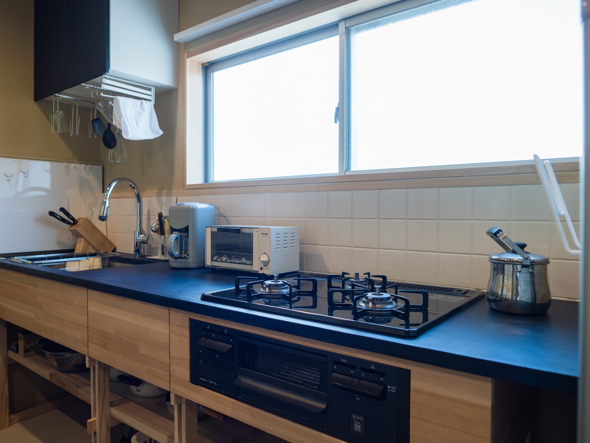 Kitchen countertop featuring indigo concrete and Tokushima cedar