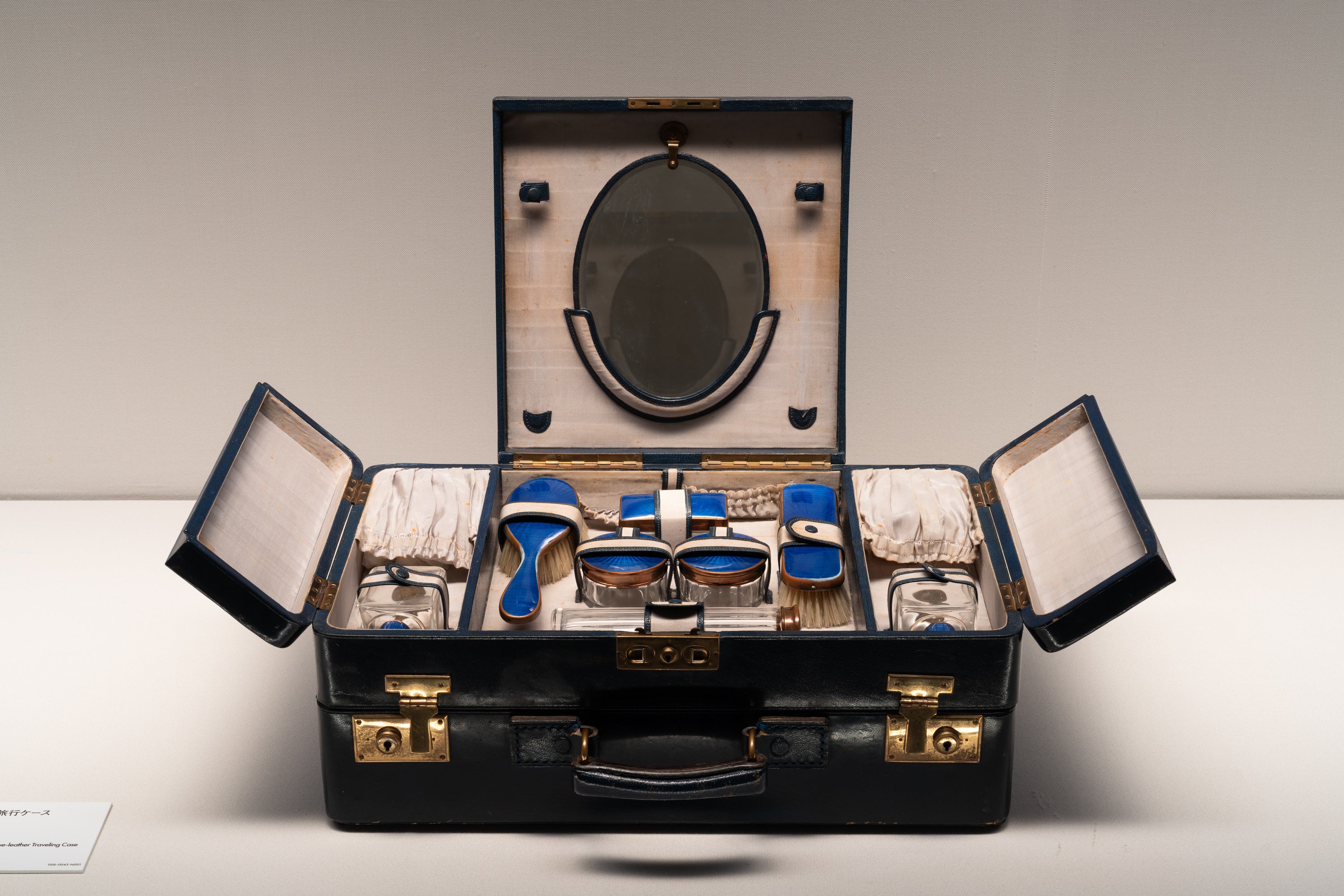 กระเป๋าเดินทางหนังสีน้ำเงิน, ประมาณทศวรรษ 1930 ภาพถ่าย: Ken Kato