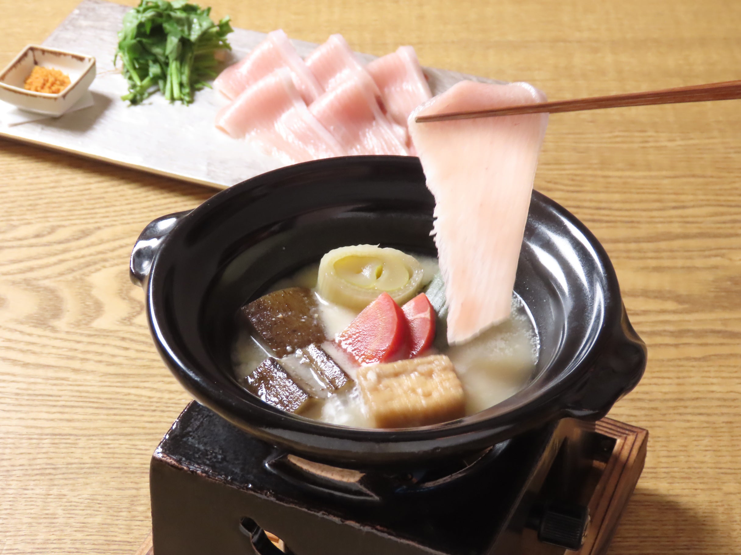 火鍋：冬季鰤魚味噌酒粕火鍋搭配大浦牛蒡、下仁田蔥、日本香芹、京都胡蘿蔔和炸豆腐