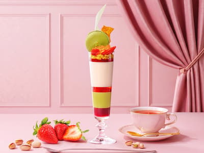 Mesm Tokyo lanza un "Layered Parfait" de fresa y pistacho inspirado en el otoño de los Campos Elíseos